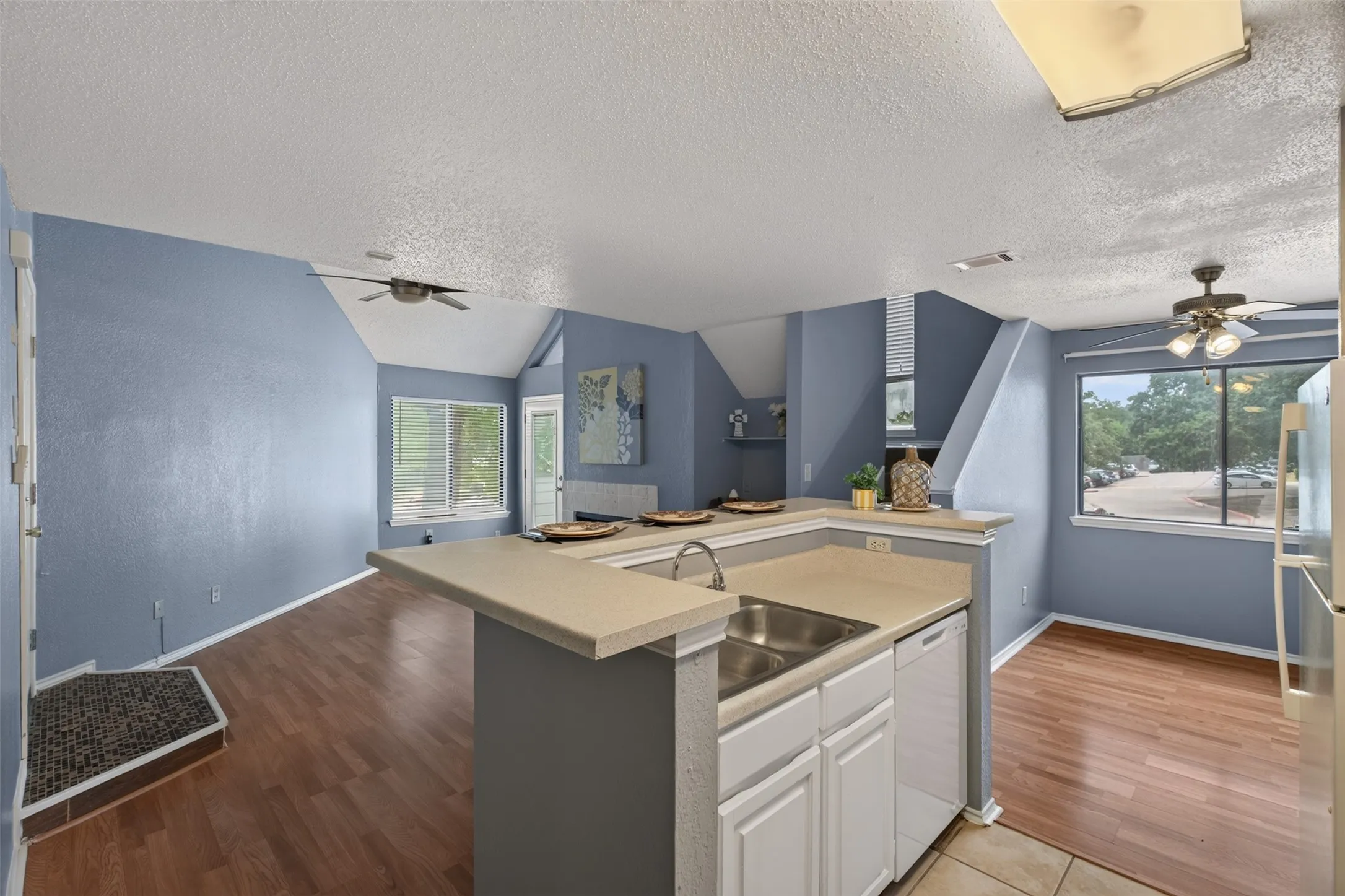 Condominium For Sale in Tarrant County , 2301 Balsam Drive M210, Arlington, Texas 76006, 2 Bedroom, 2 Bathroom, Garage spaces, 1,031 Sqft, built in 1983, mls#21399519, Real Estate Agent in Arlington, Homes For Sale in Tarrant county, Homes For Sale in Arlington, Realtor in Arlington Texas, Real Estate Brokerage Independent Realty Texas, Luminita Cordes Realtor