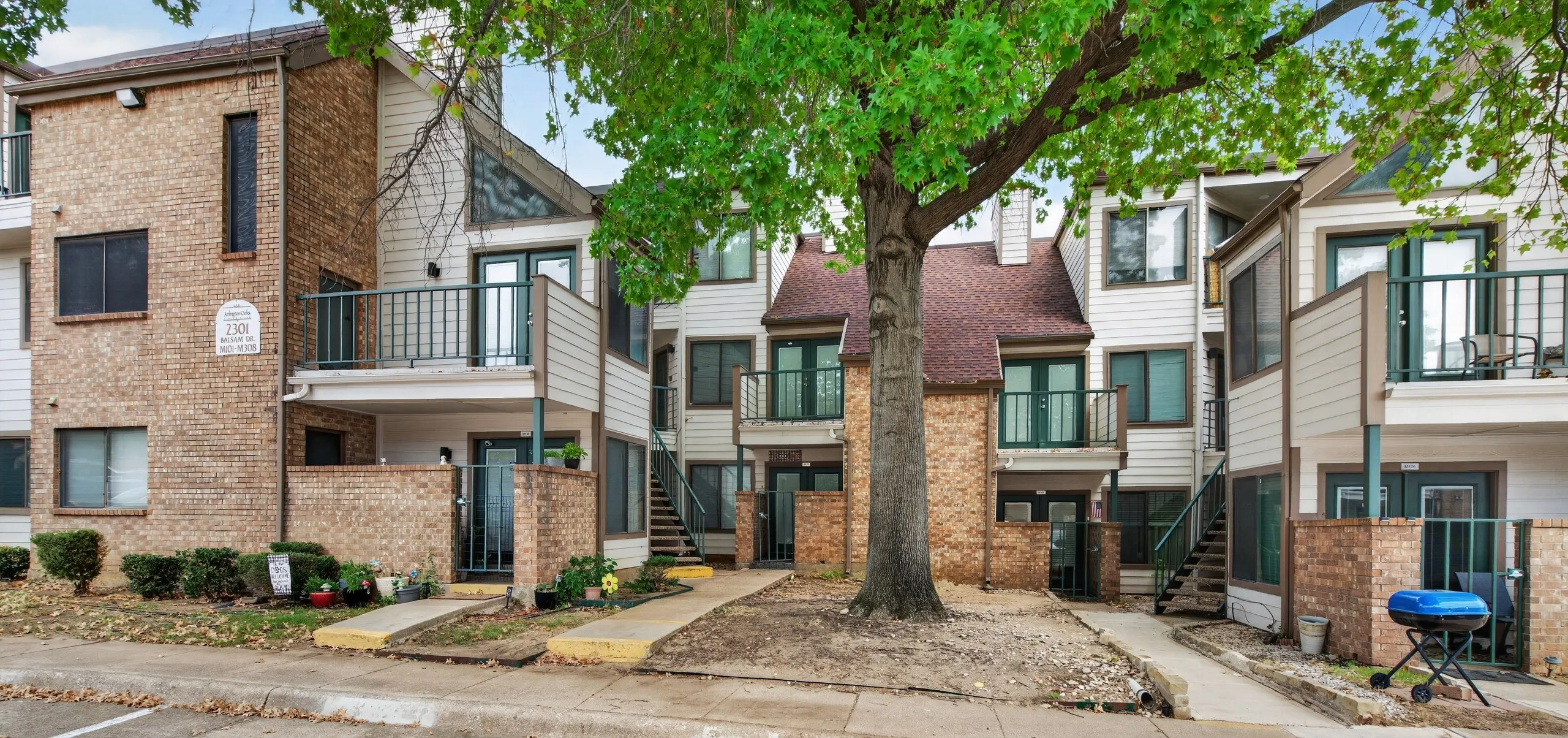 Condominium For Sale in Tarrant County , 2301 Balsam Drive M210, Arlington, Texas 76006, 2 Bedroom, 2 Bathroom, Garage spaces, 1,031 Sqft, built in 1983, mls#21399519, Real Estate Agent in Arlington, Homes For Sale in Tarrant county, Homes For Sale in Arlington, Realtor in Arlington Texas, Real Estate Brokerage Independent Realty Texas, Luminita Cordes Realtor