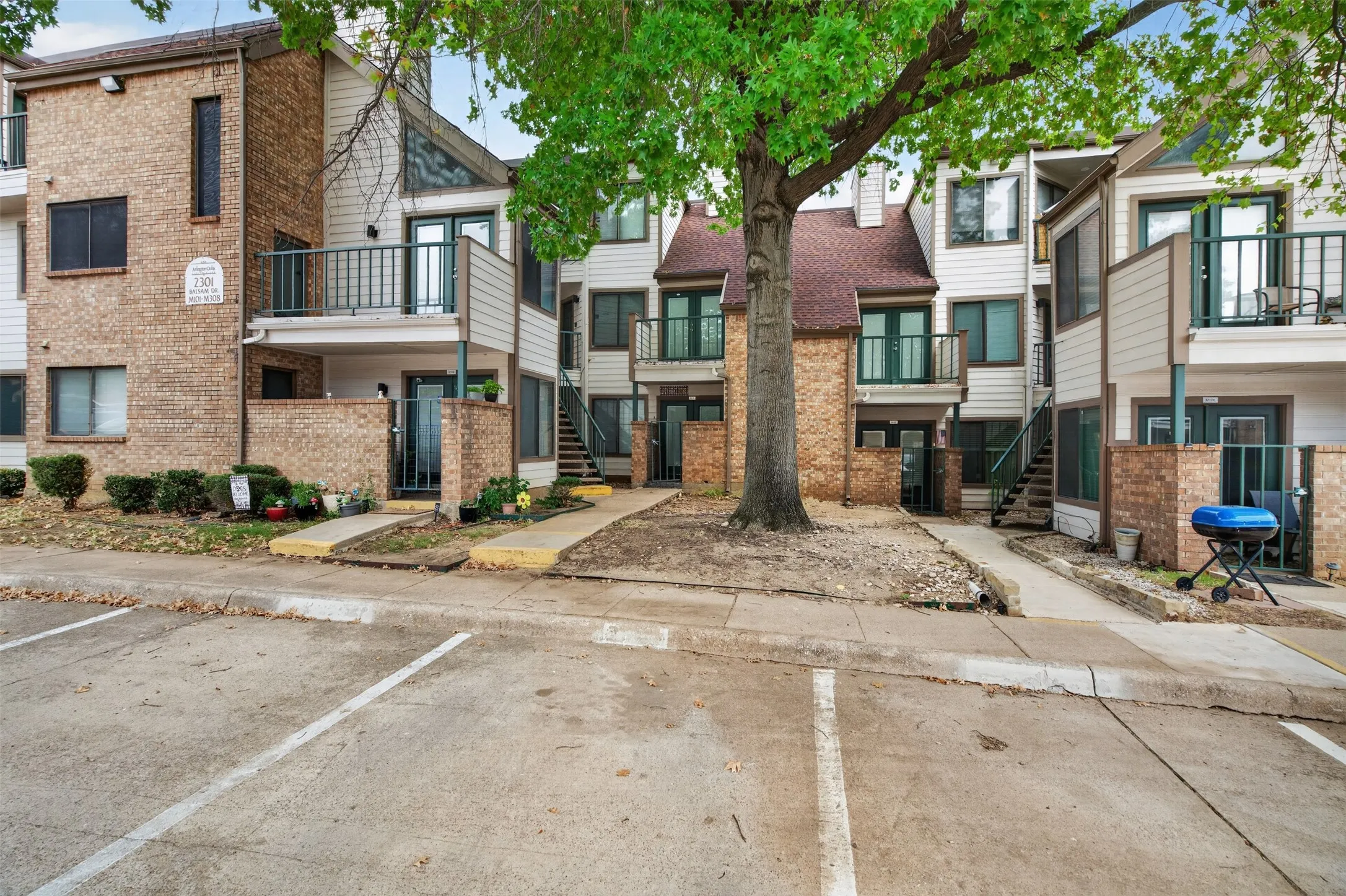 Condominium For Sale in Tarrant County , 2301 Balsam Drive M210, Arlington, Texas 76006, 2 Bedroom, 2 Bathroom, Garage spaces, 1,031 Sqft, built in 1983, mls#21399519, Real Estate Agent in Arlington, Homes For Sale in Tarrant county, Homes For Sale in Arlington, Realtor in Arlington Texas, Real Estate Brokerage Independent Realty Texas, Luminita Cordes Realtor