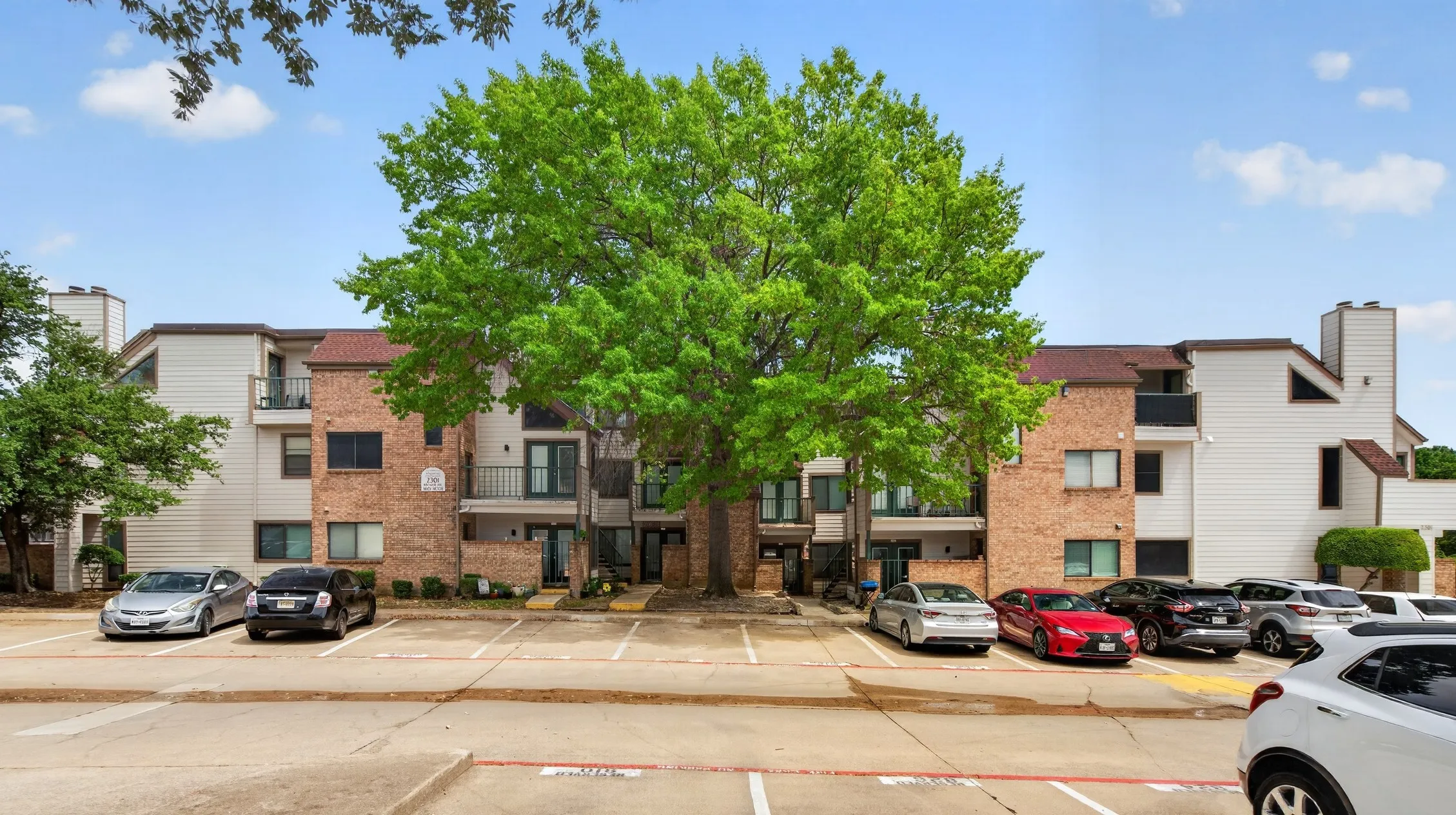 Condominium For Sale in Tarrant County , 2301 Balsam Drive M210, Arlington, Texas 76006, 2 Bedroom, 2 Bathroom, Garage spaces, 1,031 Sqft, built in 1983, mls#21399519, Real Estate Agent in Arlington, Homes For Sale in Tarrant county, Homes For Sale in Arlington, Realtor in Arlington Texas, Real Estate Brokerage Independent Realty Texas, Luminita Cordes Realtor