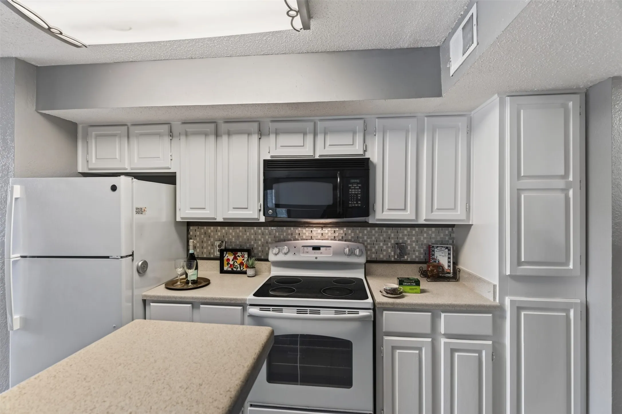 Condominium For Sale in Tarrant County , 2301 Balsam Drive M210, Arlington, Texas 76006, 2 Bedroom, 2 Bathroom, Garage spaces, 1,031 Sqft, built in 1983, mls#21399519, Real Estate Agent in Arlington, Homes For Sale in Tarrant county, Homes For Sale in Arlington, Realtor in Arlington Texas, Real Estate Brokerage Independent Realty Texas, Luminita Cordes Realtor