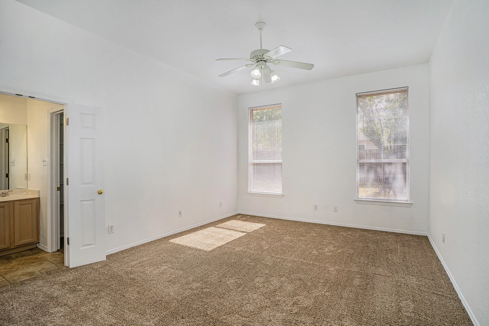 Single Family Residence For Rent in Tarrant County , 4712 Shorewood Drive, Arlington, Texas 76016, 3 Bedroom, 2 Bathroom, 2 Garage spaces, 1,834 Sqft, built in 1997, mls#21402628, Real Estate Agent in Arlington, Homes For Rent in Tarrant county, Homes For Rent in Arlington, Realtor in Arlington Texas, Real Estate Brokerage Independent Realty Texas, Luminita Cordes Realtor