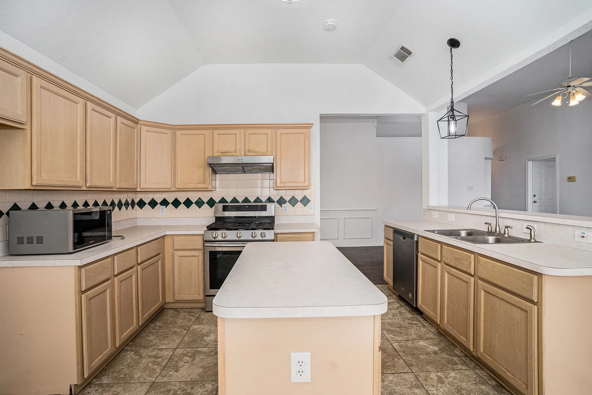 Single Family Residence For Rent in Tarrant County , 4712 Shorewood Drive, Arlington, Texas 76016, 3 Bedroom, 2 Bathroom, 2 Garage spaces, 1,834 Sqft, built in 1997, mls#21402628, Real Estate Agent in Arlington, Homes For Rent in Tarrant county, Homes For Rent in Arlington, Realtor in Arlington Texas, Real Estate Brokerage Independent Realty Texas, Luminita Cordes Realtor