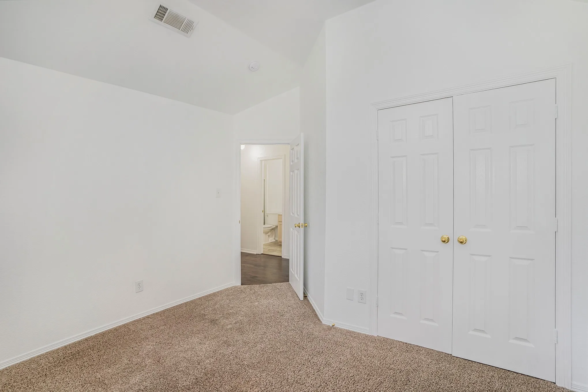 Single Family Residence For Rent in Tarrant County , 4712 Shorewood Drive, Arlington, Texas 76016, 3 Bedroom, 2 Bathroom, 2 Garage spaces, 1,834 Sqft, built in 1997, mls#21402628, Real Estate Agent in Arlington, Homes For Rent in Tarrant county, Homes For Rent in Arlington, Realtor in Arlington Texas, Real Estate Brokerage Independent Realty Texas, Luminita Cordes Realtor
