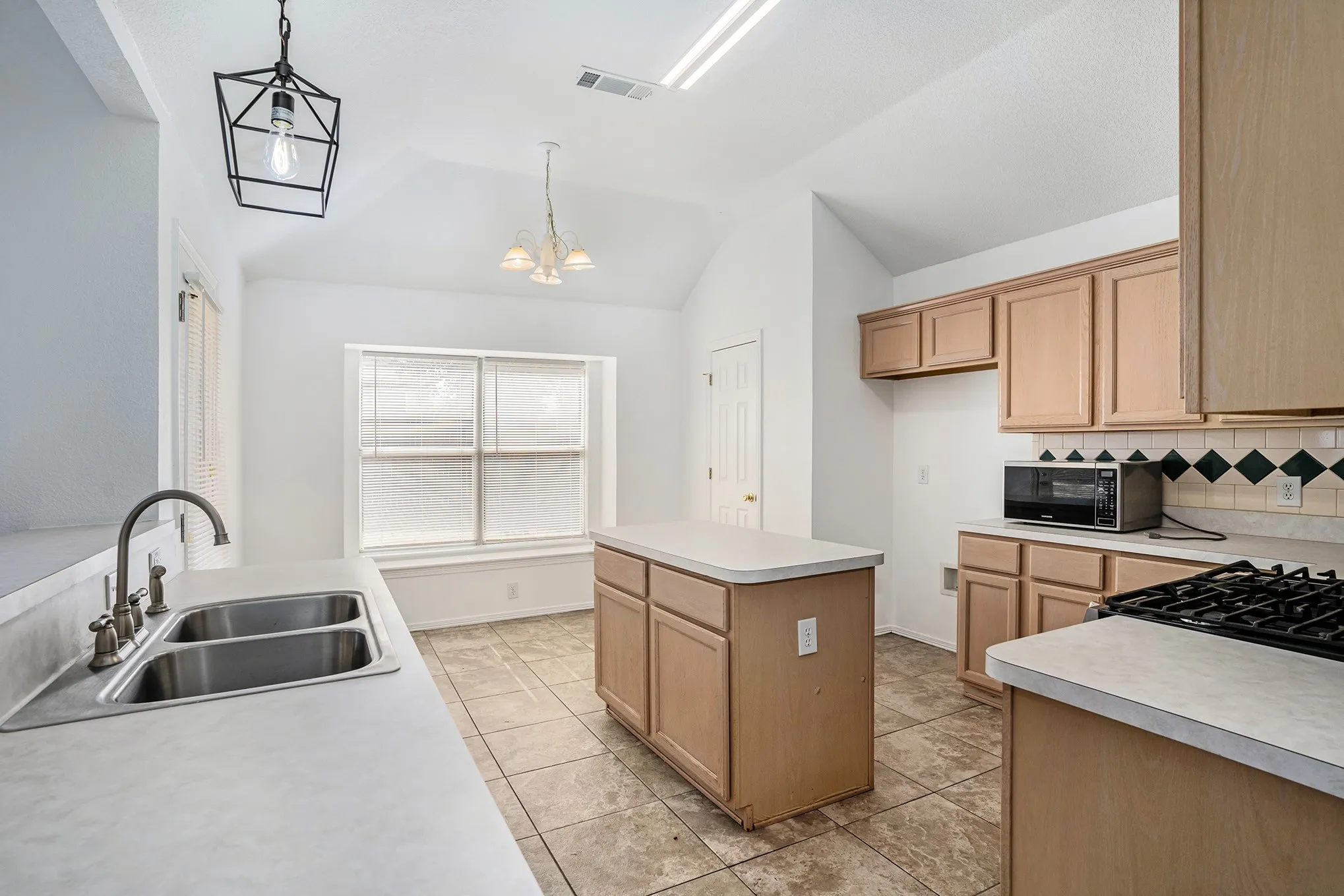 Single Family Residence For Rent in Tarrant County , 4712 Shorewood Drive, Arlington, Texas 76016, 3 Bedroom, 2 Bathroom, 2 Garage spaces, 1,834 Sqft, built in 1997, mls#21402628, Real Estate Agent in Arlington, Homes For Rent in Tarrant county, Homes For Rent in Arlington, Realtor in Arlington Texas, Real Estate Brokerage Independent Realty Texas, Luminita Cordes Realtor