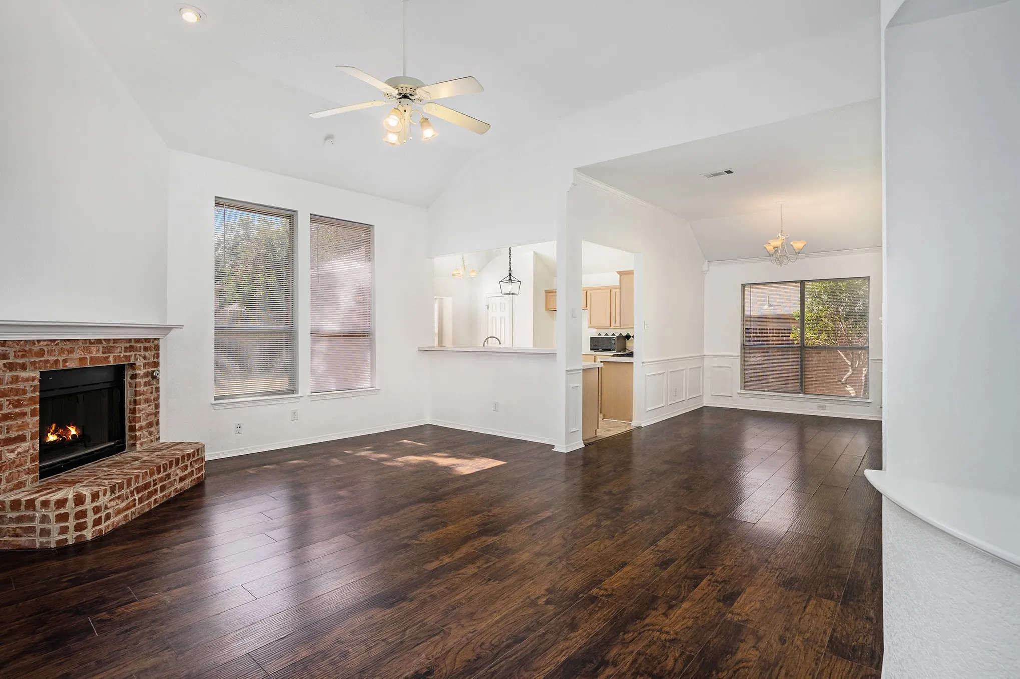 Single Family Residence For Rent in Tarrant County , 4712 Shorewood Drive, Arlington, Texas 76016, 3 Bedroom, 2 Bathroom, 2 Garage spaces, 1,834 Sqft, built in 1997, mls#21402628, Real Estate Agent in Arlington, Homes For Rent in Tarrant county, Homes For Rent in Arlington, Realtor in Arlington Texas, Real Estate Brokerage Independent Realty Texas, Luminita Cordes Realtor