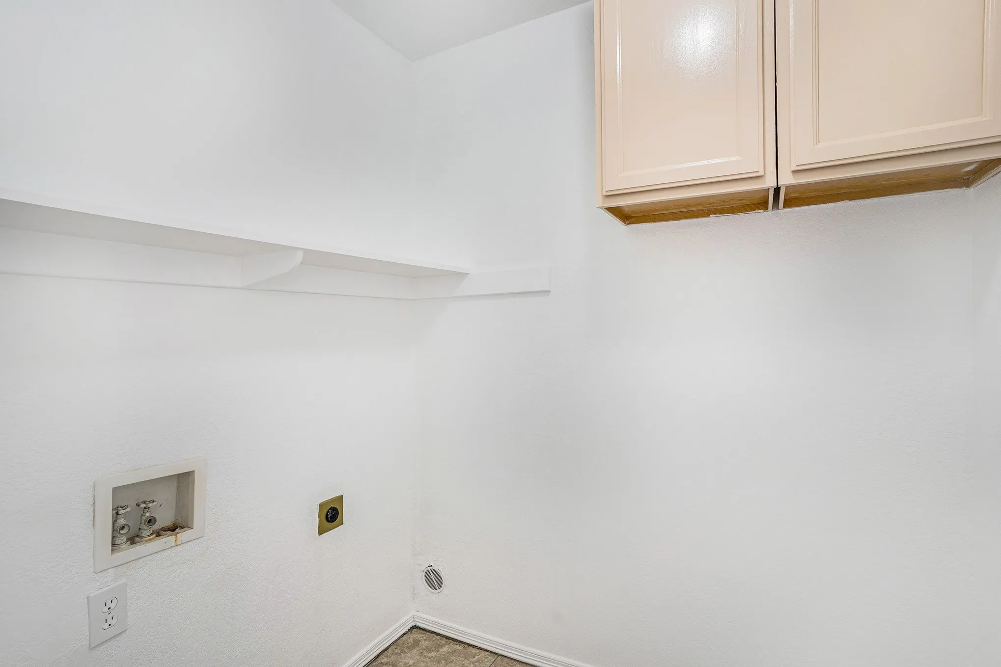 Single Family Residence For Rent in Tarrant County , 4712 Shorewood Drive, Arlington, Texas 76016, 3 Bedroom, 2 Bathroom, 2 Garage spaces, 1,834 Sqft, built in 1997, mls#21402628, Real Estate Agent in Arlington, Homes For Rent in Tarrant county, Homes For Rent in Arlington, Realtor in Arlington Texas, Real Estate Brokerage Independent Realty Texas, Luminita Cordes Realtor