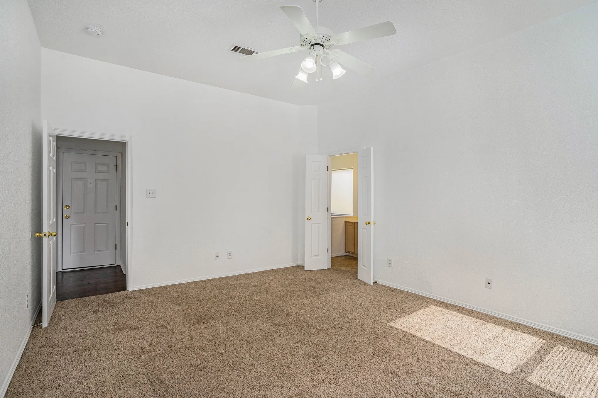 Single Family Residence For Rent in Tarrant County , 4712 Shorewood Drive, Arlington, Texas 76016, 3 Bedroom, 2 Bathroom, 2 Garage spaces, 1,834 Sqft, built in 1997, mls#21402628, Real Estate Agent in Arlington, Homes For Rent in Tarrant county, Homes For Rent in Arlington, Realtor in Arlington Texas, Real Estate Brokerage Independent Realty Texas, Luminita Cordes Realtor