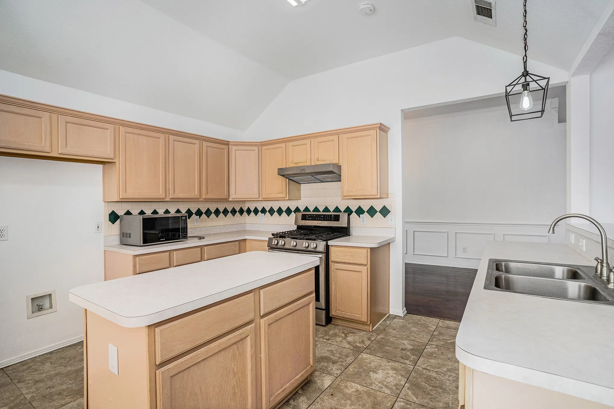 Single Family Residence For Rent in Tarrant County , 4712 Shorewood Drive, Arlington, Texas 76016, 3 Bedroom, 2 Bathroom, 2 Garage spaces, 1,834 Sqft, built in 1997, mls#21402628, Real Estate Agent in Arlington, Homes For Rent in Tarrant county, Homes For Rent in Arlington, Realtor in Arlington Texas, Real Estate Brokerage Independent Realty Texas, Luminita Cordes Realtor