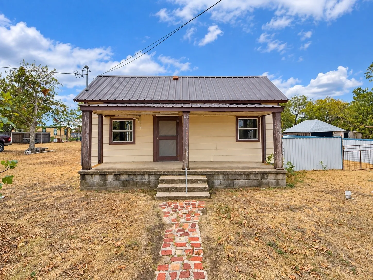 Single Family Residence For Sale in Erath County , 410 Vine Street, Dublin, Texas 76446, 2 Bedroom, 1 Bathroom, Garage spaces, 722 Sqft, built in 1900, mls#21402107, Real Estate Agent in Dublin, Homes For Sale in Erath county, Homes For Sale in Dublin, Realtor in Dublin Texas, Real Estate Brokerage Independent Realty Texas, Luminita Cordes Realtor