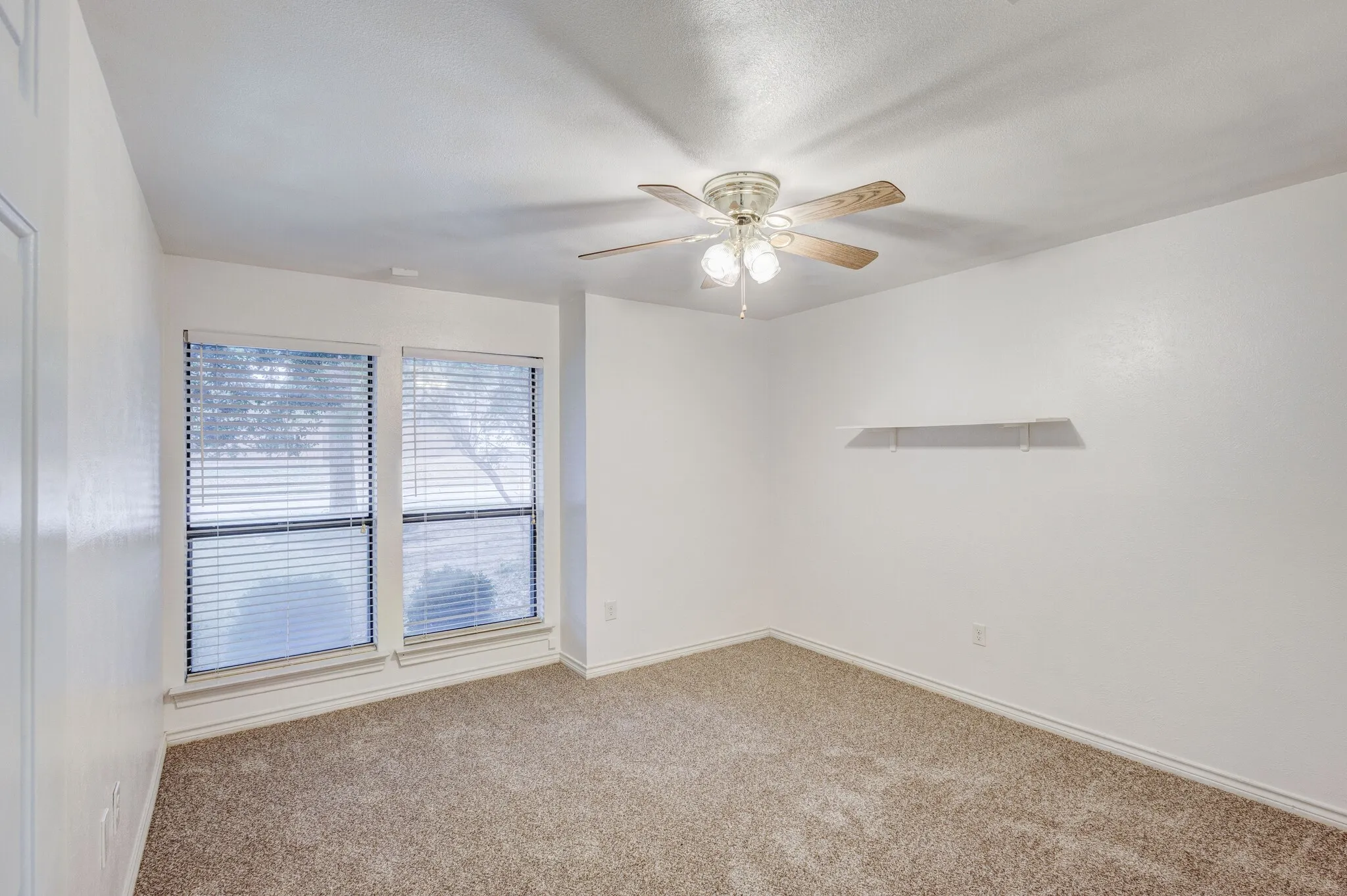Single Family Residence For Rent in Tarrant County , 2818 N Creekwood Drive, Grapevine, Texas 76051, 3 Bedroom, 2 Bathroom, 2 Garage spaces, 2,260 Sqft, built in 1979, mls#21402638, Real Estate Agent in Grapevine, Homes For Rent in Tarrant county, Homes For Rent in Grapevine, Realtor in Grapevine Texas, Real Estate Brokerage Independent Realty Texas, Luminita Cordes Realtor