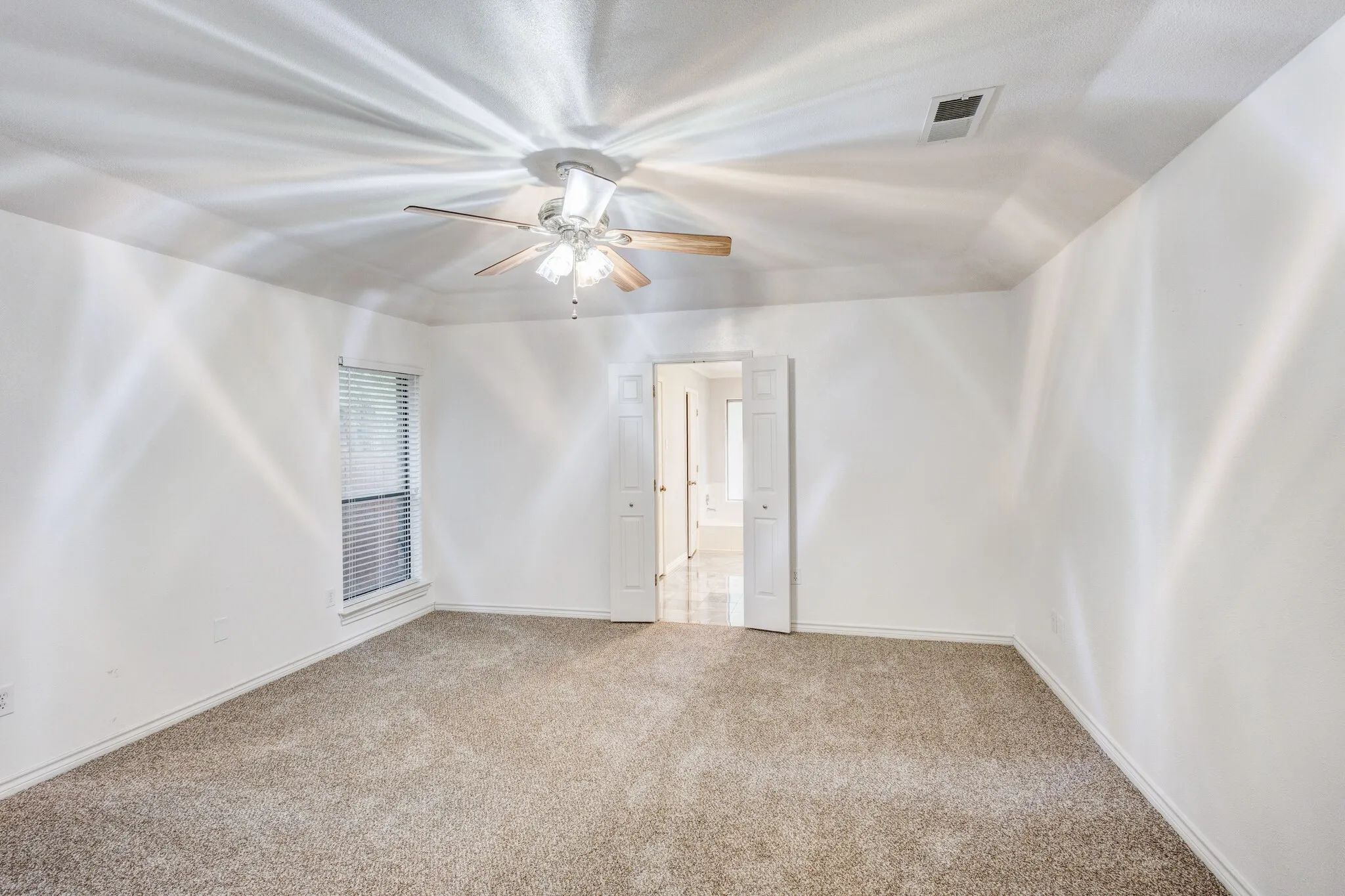 Single Family Residence For Rent in Tarrant County , 2818 N Creekwood Drive, Grapevine, Texas 76051, 3 Bedroom, 2 Bathroom, 2 Garage spaces, 2,260 Sqft, built in 1979, mls#21402638, Real Estate Agent in Grapevine, Homes For Rent in Tarrant county, Homes For Rent in Grapevine, Realtor in Grapevine Texas, Real Estate Brokerage Independent Realty Texas, Luminita Cordes Realtor
