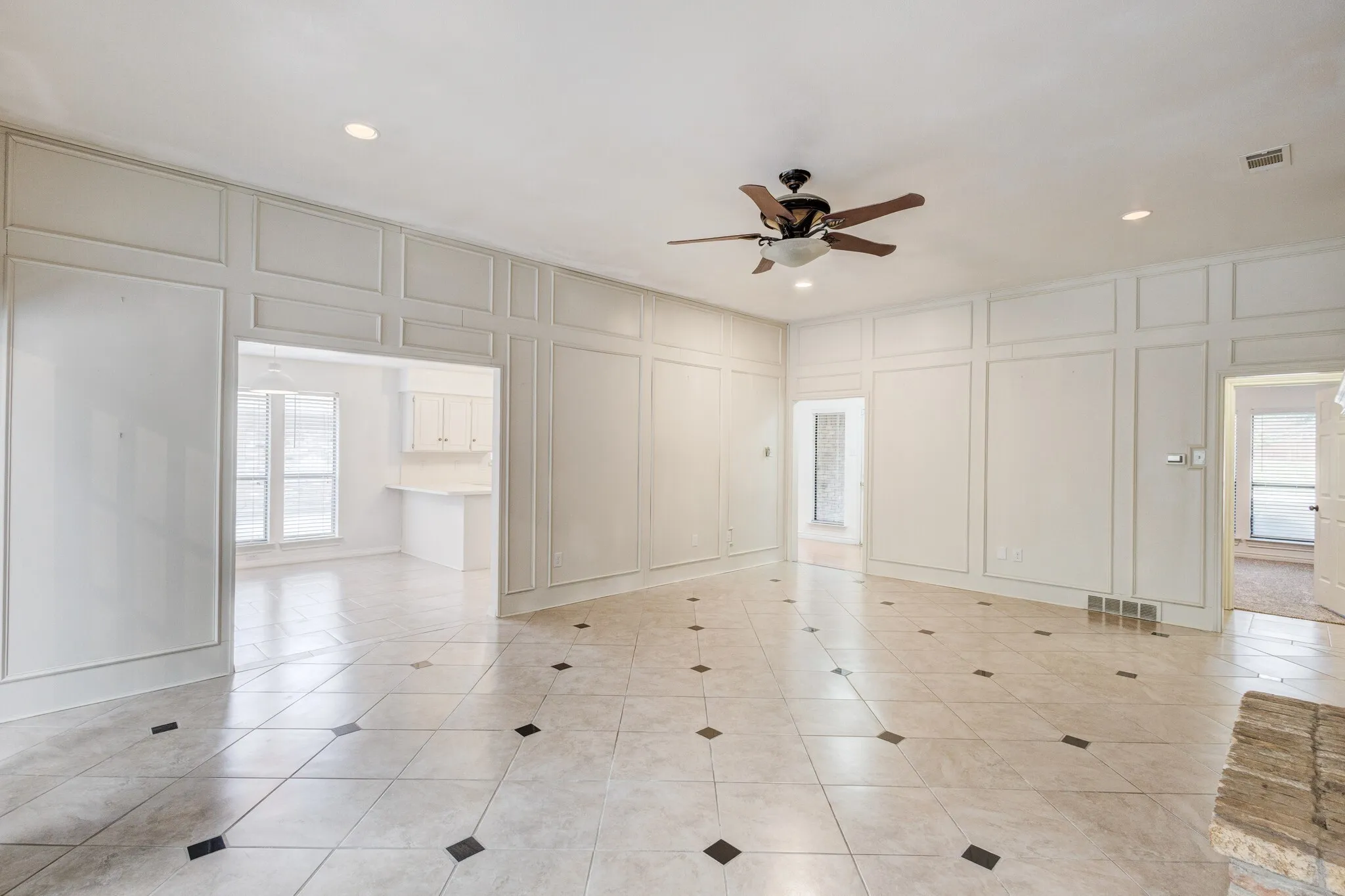 Single Family Residence For Rent in Tarrant County , 2818 N Creekwood Drive, Grapevine, Texas 76051, 3 Bedroom, 2 Bathroom, 2 Garage spaces, 2,260 Sqft, built in 1979, mls#21402638, Real Estate Agent in Grapevine, Homes For Rent in Tarrant county, Homes For Rent in Grapevine, Realtor in Grapevine Texas, Real Estate Brokerage Independent Realty Texas, Luminita Cordes Realtor