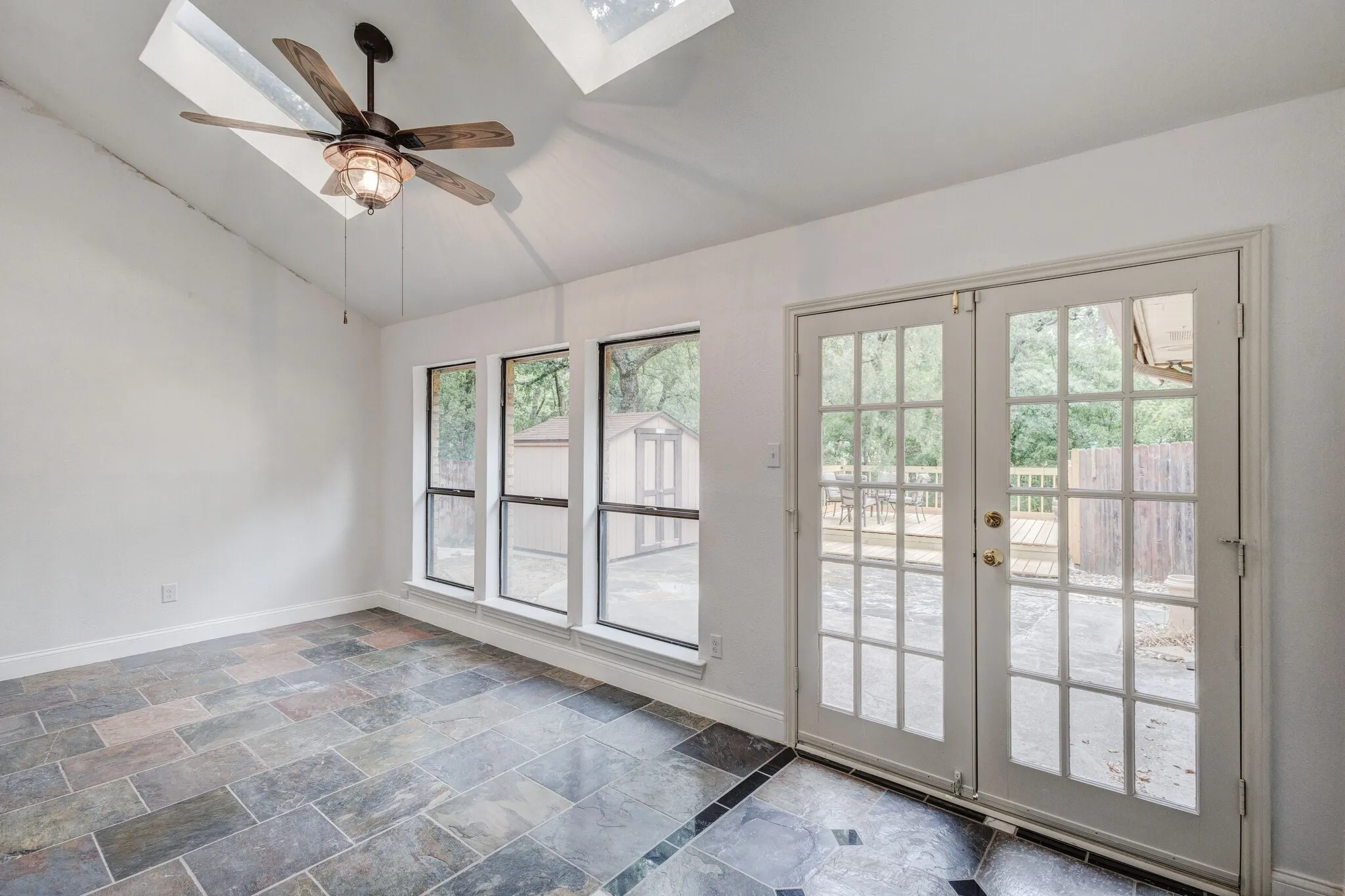 Single Family Residence For Rent in Tarrant County , 2818 N Creekwood Drive, Grapevine, Texas 76051, 3 Bedroom, 2 Bathroom, 2 Garage spaces, 2,260 Sqft, built in 1979, mls#21402638, Real Estate Agent in Grapevine, Homes For Rent in Tarrant county, Homes For Rent in Grapevine, Realtor in Grapevine Texas, Real Estate Brokerage Independent Realty Texas, Luminita Cordes Realtor