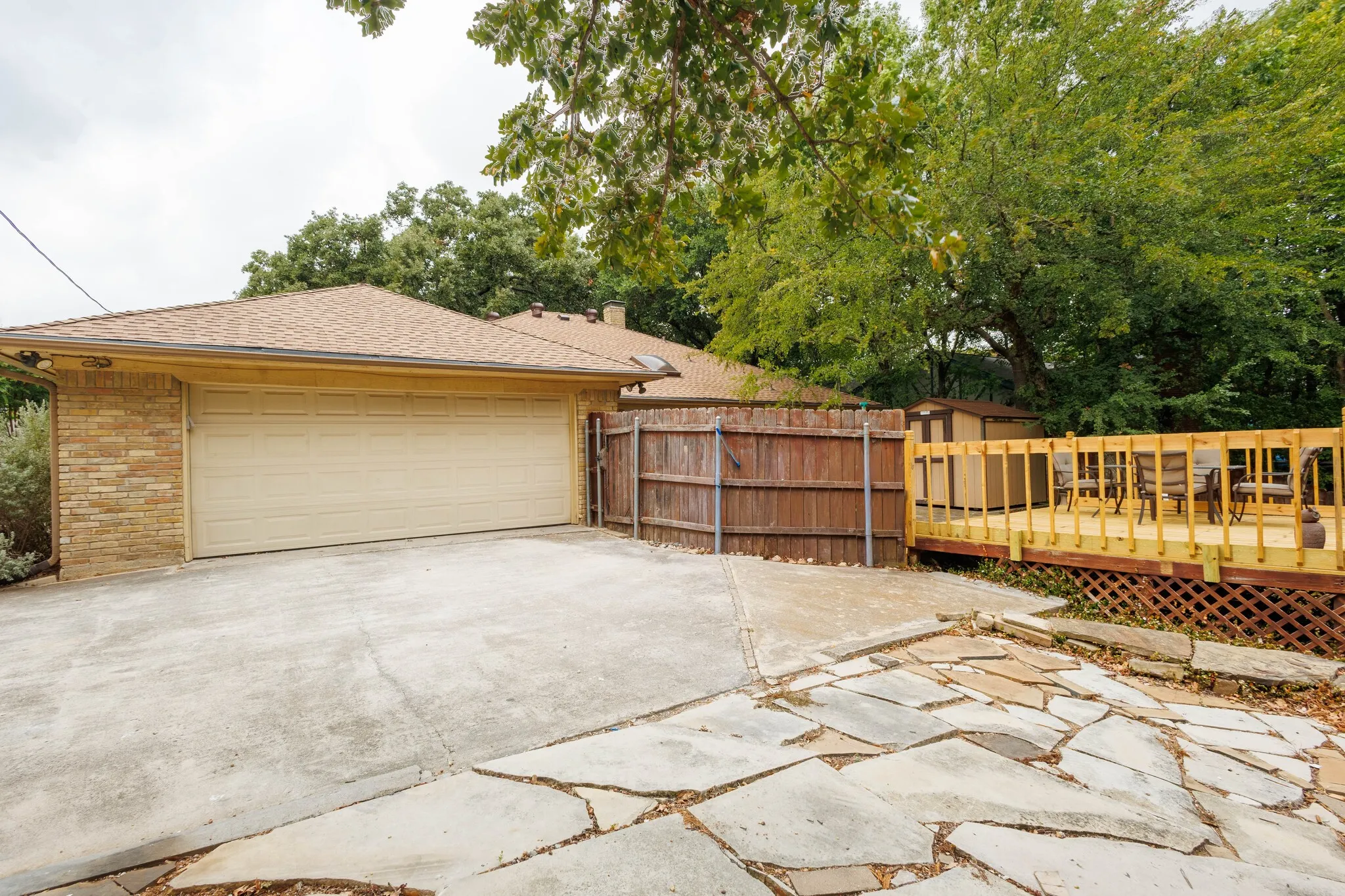 Single Family Residence For Rent in Tarrant County , 2818 N Creekwood Drive, Grapevine, Texas 76051, 3 Bedroom, 2 Bathroom, 2 Garage spaces, 2,260 Sqft, built in 1979, mls#21402638, Real Estate Agent in Grapevine, Homes For Rent in Tarrant county, Homes For Rent in Grapevine, Realtor in Grapevine Texas, Real Estate Brokerage Independent Realty Texas, Luminita Cordes Realtor