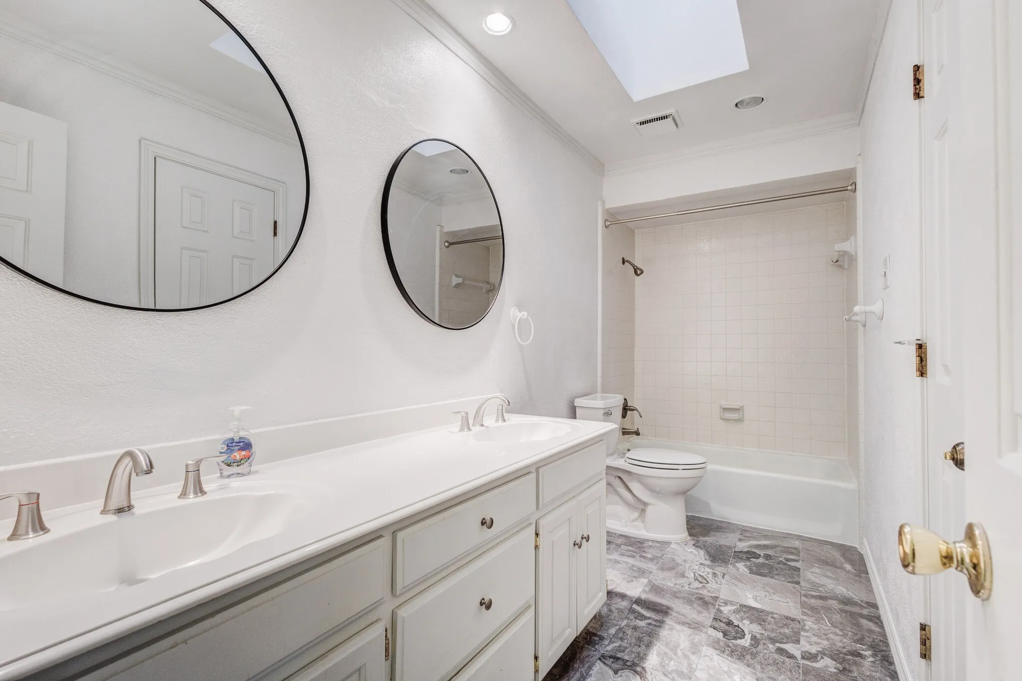 Single Family Residence For Rent in Tarrant County , 2818 N Creekwood Drive, Grapevine, Texas 76051, 3 Bedroom, 2 Bathroom, 2 Garage spaces, 2,260 Sqft, built in 1979, mls#21402638, Real Estate Agent in Grapevine, Homes For Rent in Tarrant county, Homes For Rent in Grapevine, Realtor in Grapevine Texas, Real Estate Brokerage Independent Realty Texas, Luminita Cordes Realtor