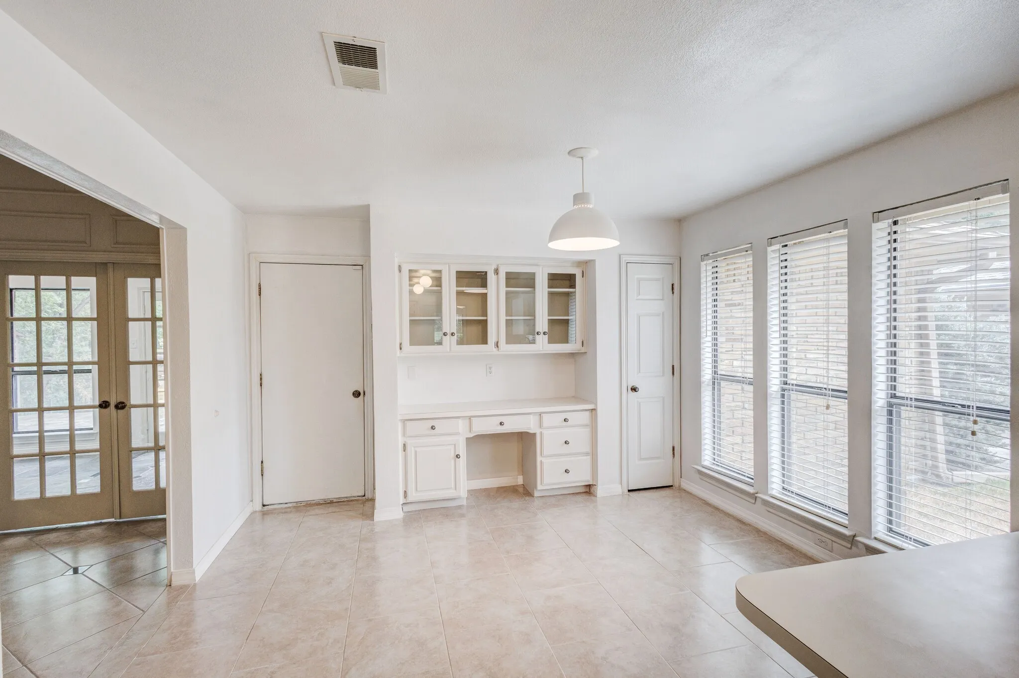 Single Family Residence For Rent in Tarrant County , 2818 N Creekwood Drive, Grapevine, Texas 76051, 3 Bedroom, 2 Bathroom, 2 Garage spaces, 2,260 Sqft, built in 1979, mls#21402638, Real Estate Agent in Grapevine, Homes For Rent in Tarrant county, Homes For Rent in Grapevine, Realtor in Grapevine Texas, Real Estate Brokerage Independent Realty Texas, Luminita Cordes Realtor