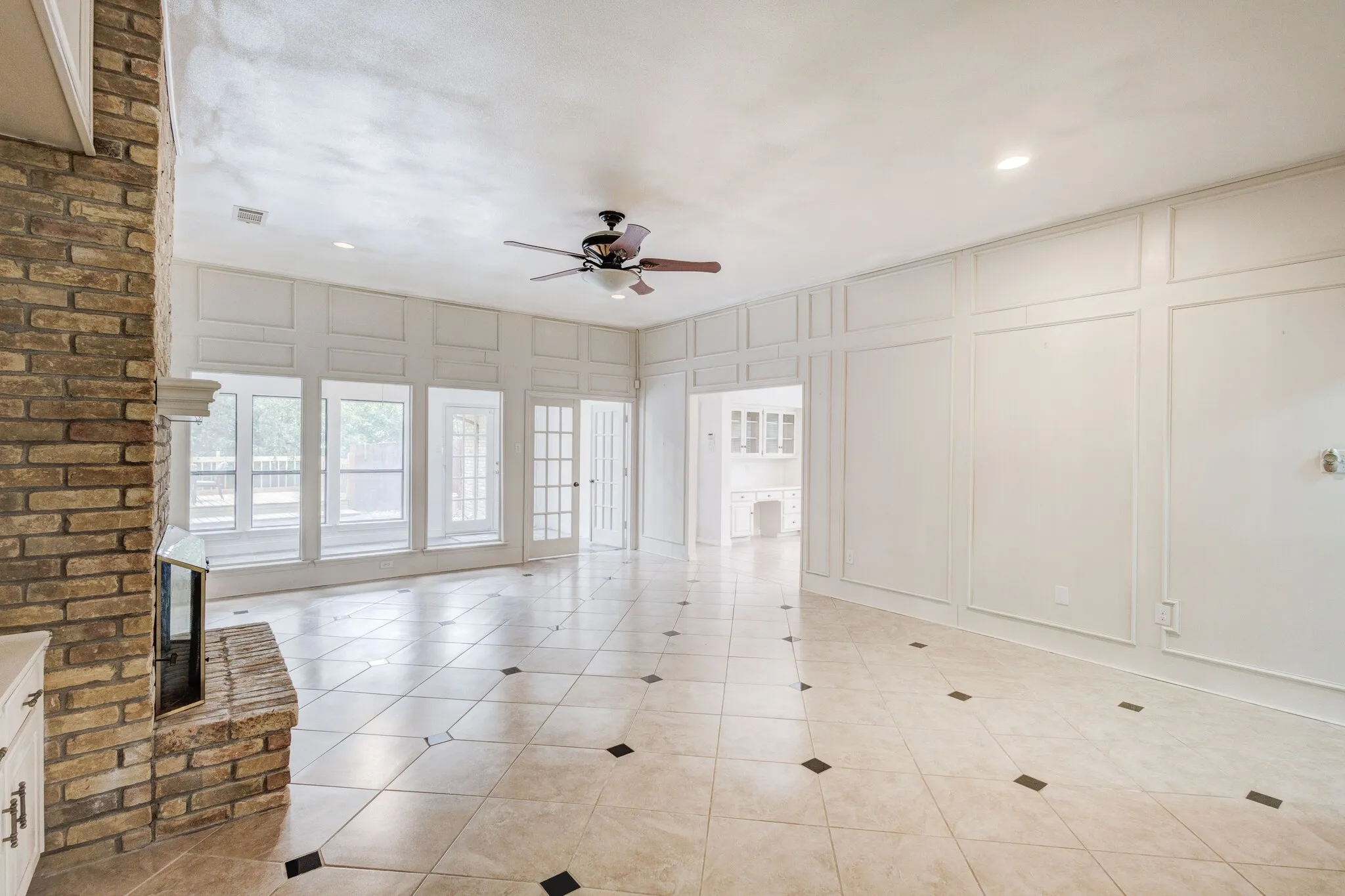 Single Family Residence For Rent in Tarrant County , 2818 N Creekwood Drive, Grapevine, Texas 76051, 3 Bedroom, 2 Bathroom, 2 Garage spaces, 2,260 Sqft, built in 1979, mls#21402638, Real Estate Agent in Grapevine, Homes For Rent in Tarrant county, Homes For Rent in Grapevine, Realtor in Grapevine Texas, Real Estate Brokerage Independent Realty Texas, Luminita Cordes Realtor