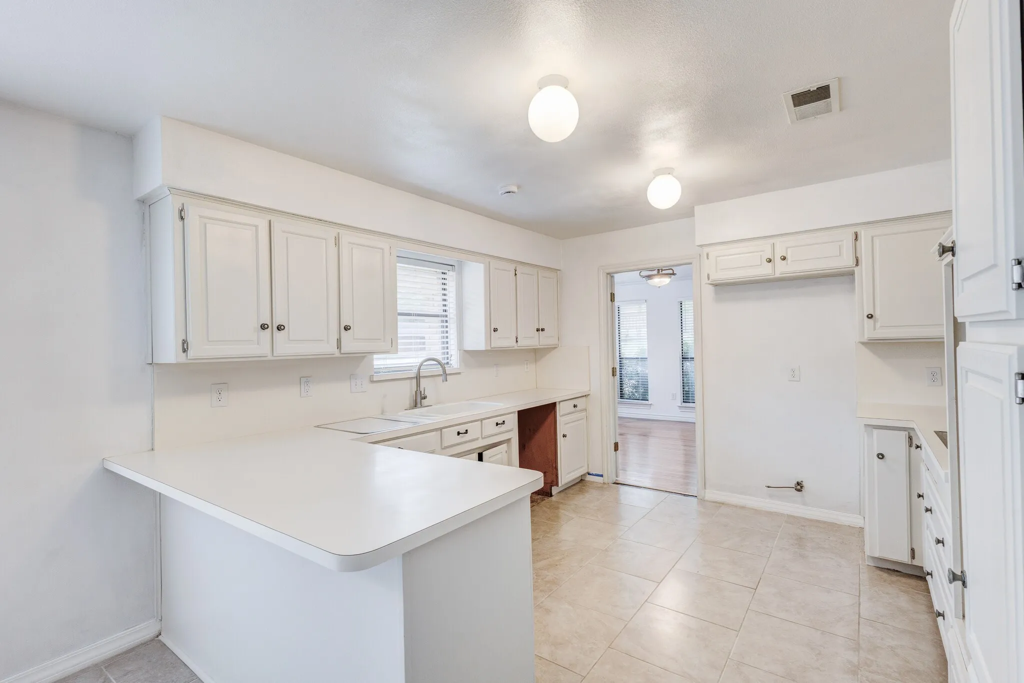 Single Family Residence For Rent in Tarrant County , 2818 N Creekwood Drive, Grapevine, Texas 76051, 3 Bedroom, 2 Bathroom, 2 Garage spaces, 2,260 Sqft, built in 1979, mls#21402638, Real Estate Agent in Grapevine, Homes For Rent in Tarrant county, Homes For Rent in Grapevine, Realtor in Grapevine Texas, Real Estate Brokerage Independent Realty Texas, Luminita Cordes Realtor