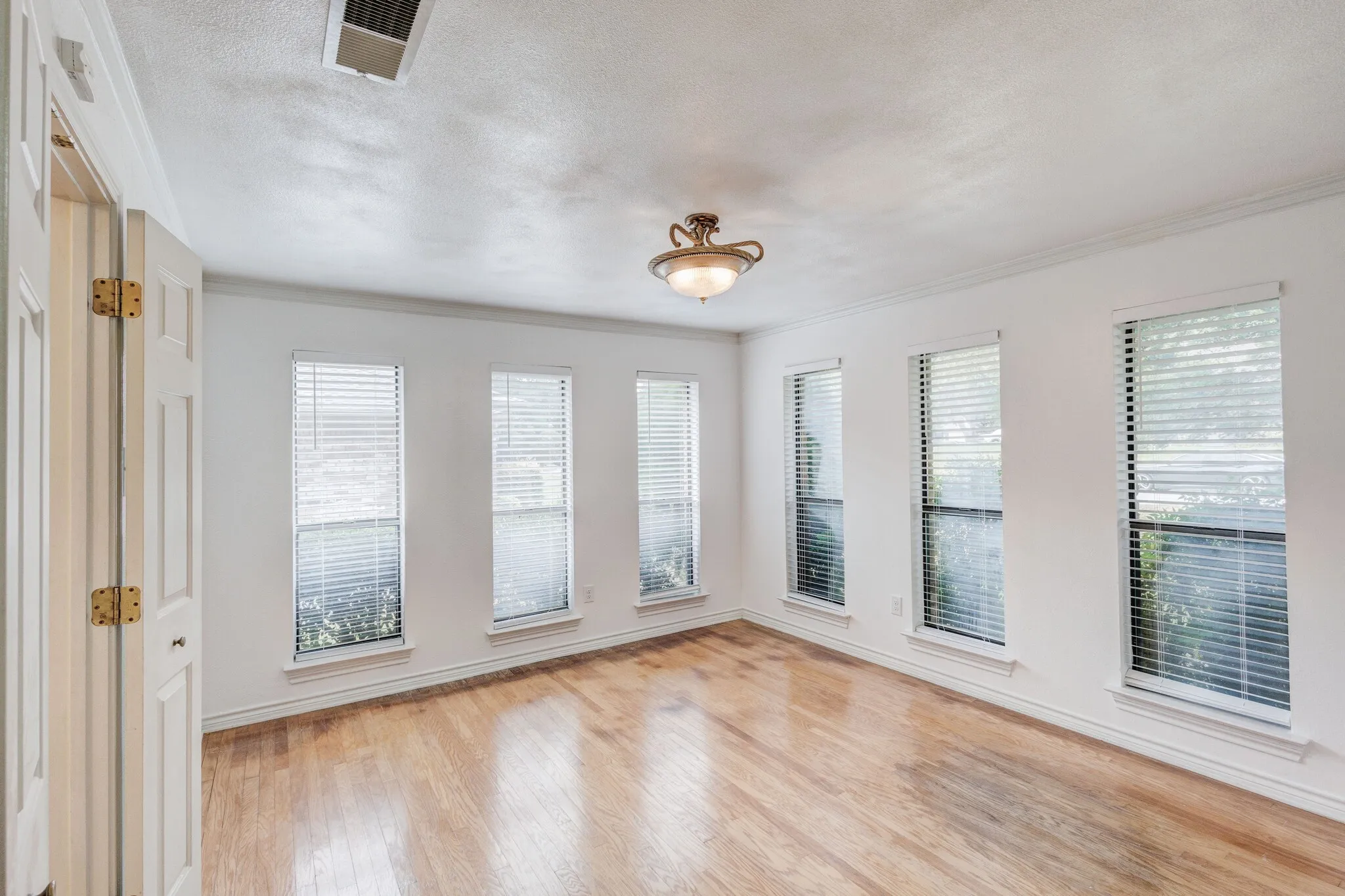 Single Family Residence For Rent in Tarrant County , 2818 N Creekwood Drive, Grapevine, Texas 76051, 3 Bedroom, 2 Bathroom, 2 Garage spaces, 2,260 Sqft, built in 1979, mls#21402638, Real Estate Agent in Grapevine, Homes For Rent in Tarrant county, Homes For Rent in Grapevine, Realtor in Grapevine Texas, Real Estate Brokerage Independent Realty Texas, Luminita Cordes Realtor