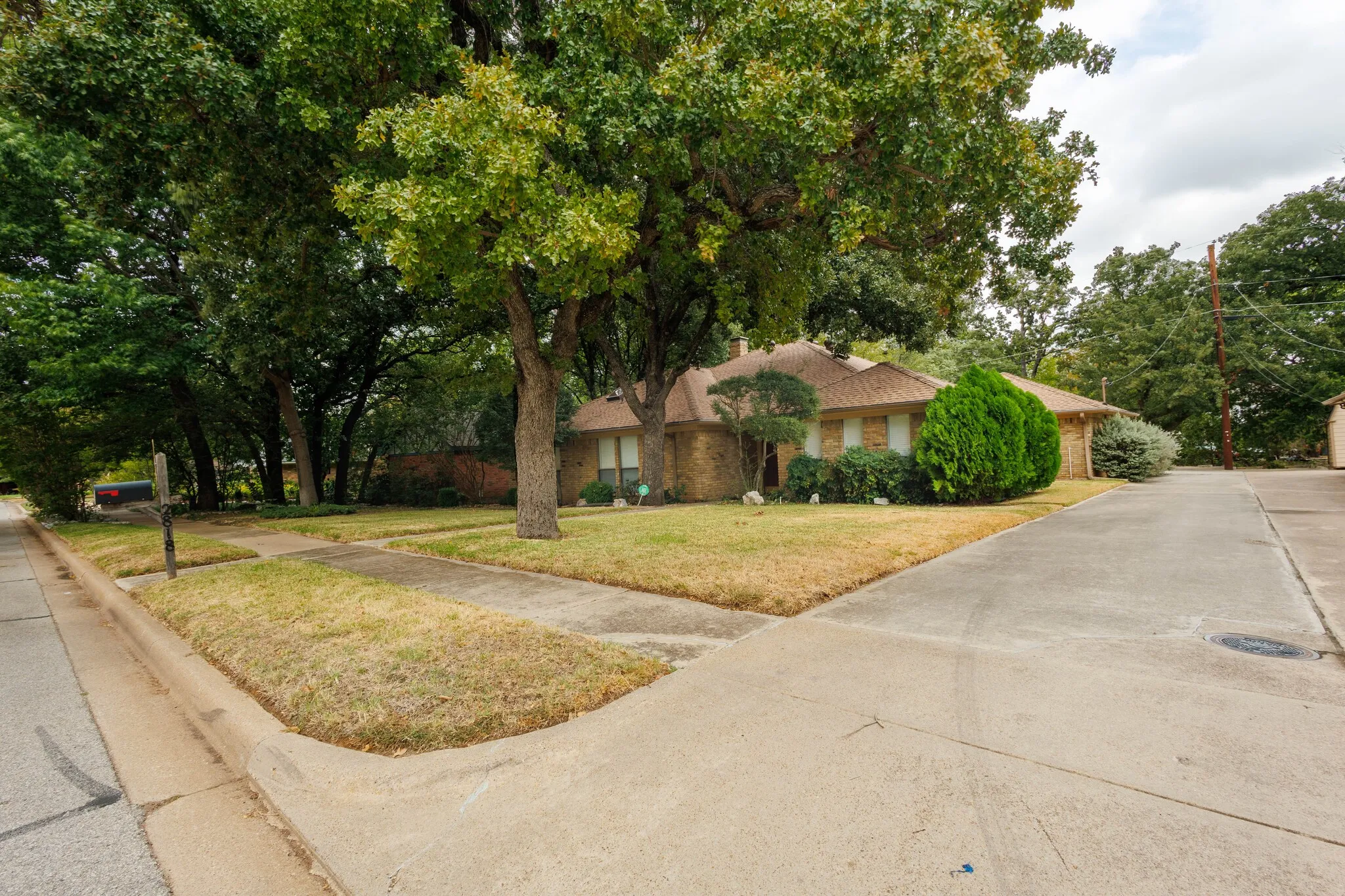 Single Family Residence For Rent in Tarrant County , 2818 N Creekwood Drive, Grapevine, Texas 76051, 3 Bedroom, 2 Bathroom, 2 Garage spaces, 2,260 Sqft, built in 1979, mls#21402638, Real Estate Agent in Grapevine, Homes For Rent in Tarrant county, Homes For Rent in Grapevine, Realtor in Grapevine Texas, Real Estate Brokerage Independent Realty Texas, Luminita Cordes Realtor