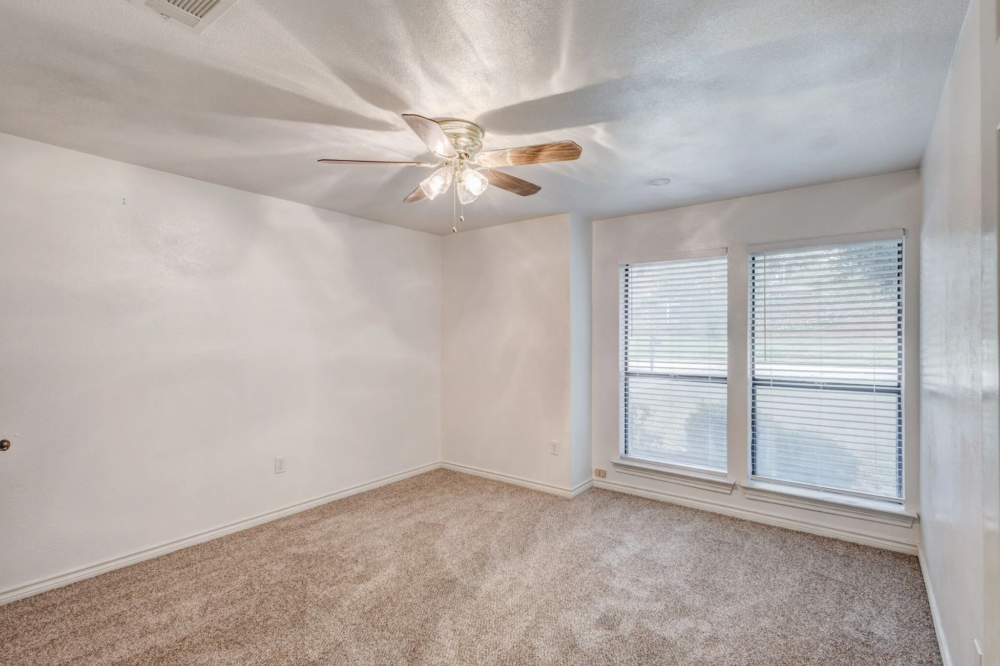 Single Family Residence For Rent in Tarrant County , 2818 N Creekwood Drive, Grapevine, Texas 76051, 3 Bedroom, 2 Bathroom, 2 Garage spaces, 2,260 Sqft, built in 1979, mls#21402638, Real Estate Agent in Grapevine, Homes For Rent in Tarrant county, Homes For Rent in Grapevine, Realtor in Grapevine Texas, Real Estate Brokerage Independent Realty Texas, Luminita Cordes Realtor