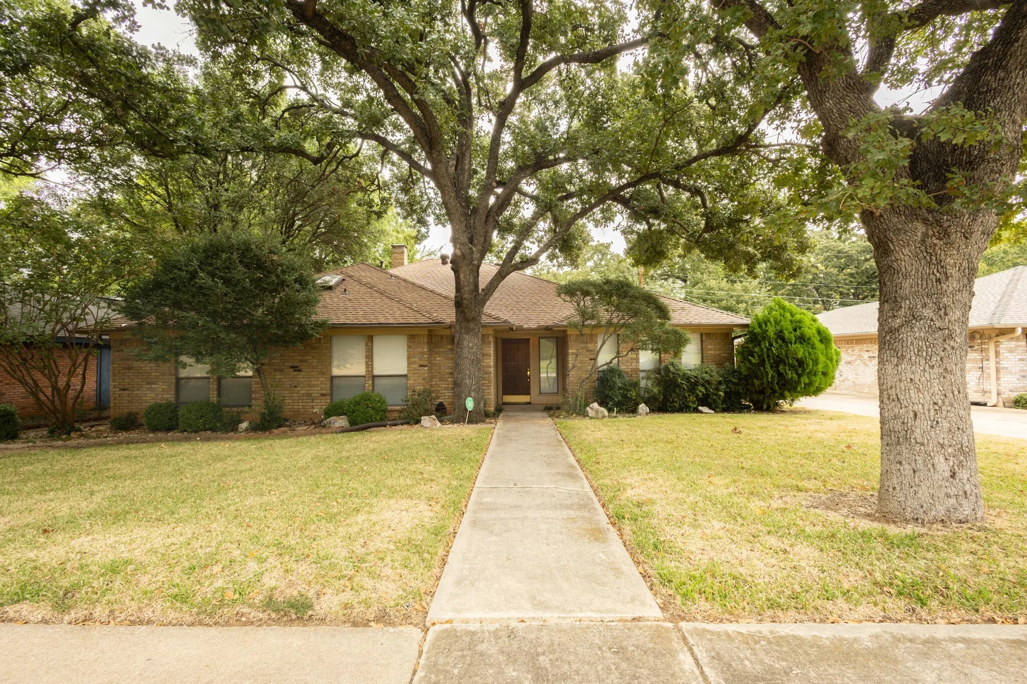 Single Family Residence For Rent in Tarrant County , 2818 N Creekwood Drive, Grapevine, Texas 76051, 3 Bedroom, 2 Bathroom, 2 Garage spaces, 2,260 Sqft, built in 1979, mls#21402638, Real Estate Agent in Grapevine, Homes For Rent in Tarrant county, Homes For Rent in Grapevine, Realtor in Grapevine Texas, Real Estate Brokerage Independent Realty Texas, Luminita Cordes Realtor