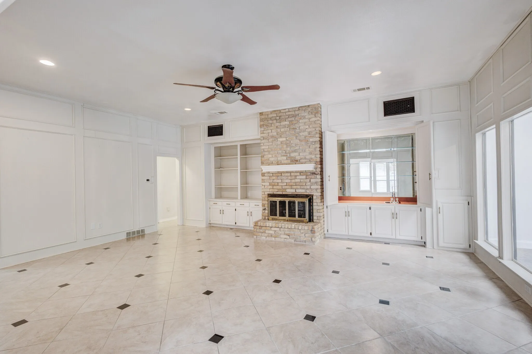 Single Family Residence For Rent in Tarrant County , 2818 N Creekwood Drive, Grapevine, Texas 76051, 3 Bedroom, 2 Bathroom, 2 Garage spaces, 2,260 Sqft, built in 1979, mls#21402638, Real Estate Agent in Grapevine, Homes For Rent in Tarrant county, Homes For Rent in Grapevine, Realtor in Grapevine Texas, Real Estate Brokerage Independent Realty Texas, Luminita Cordes Realtor