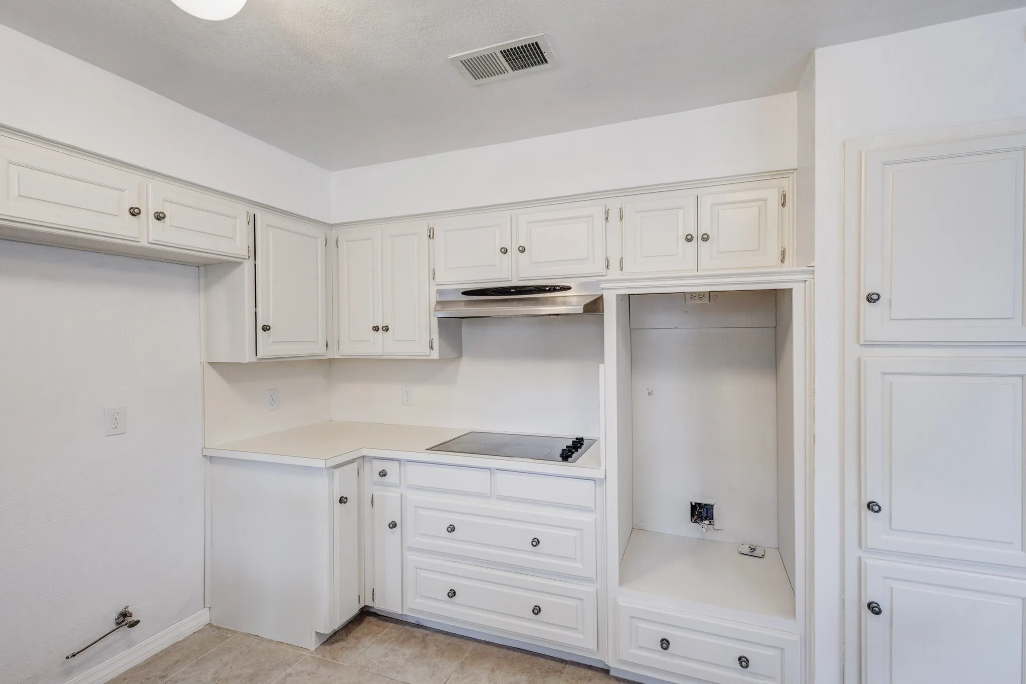 Single Family Residence For Rent in Tarrant County , 2818 N Creekwood Drive, Grapevine, Texas 76051, 3 Bedroom, 2 Bathroom, 2 Garage spaces, 2,260 Sqft, built in 1979, mls#21402638, Real Estate Agent in Grapevine, Homes For Rent in Tarrant county, Homes For Rent in Grapevine, Realtor in Grapevine Texas, Real Estate Brokerage Independent Realty Texas, Luminita Cordes Realtor