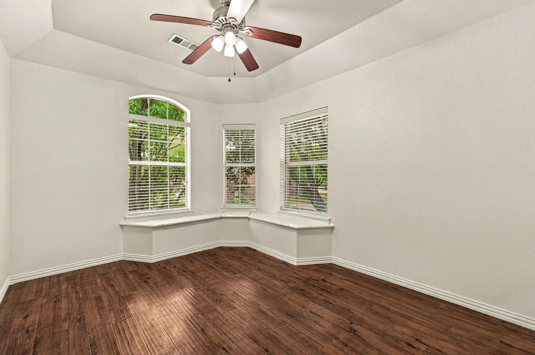 Single Family Residence For Sale in Collin County , 11124 Oliver Lane, Frisco, Texas 75035, 3 Bedroom, 3 Bathroom, 2 Garage spaces, 1,948 Sqft, built in 2000, mls#21398334, Real Estate Agent in Frisco, Homes For Sale in Collin county, Homes For Sale in Frisco, Realtor in Frisco Texas, Real Estate Brokerage Independent Realty Texas, Luminita Cordes Realtor