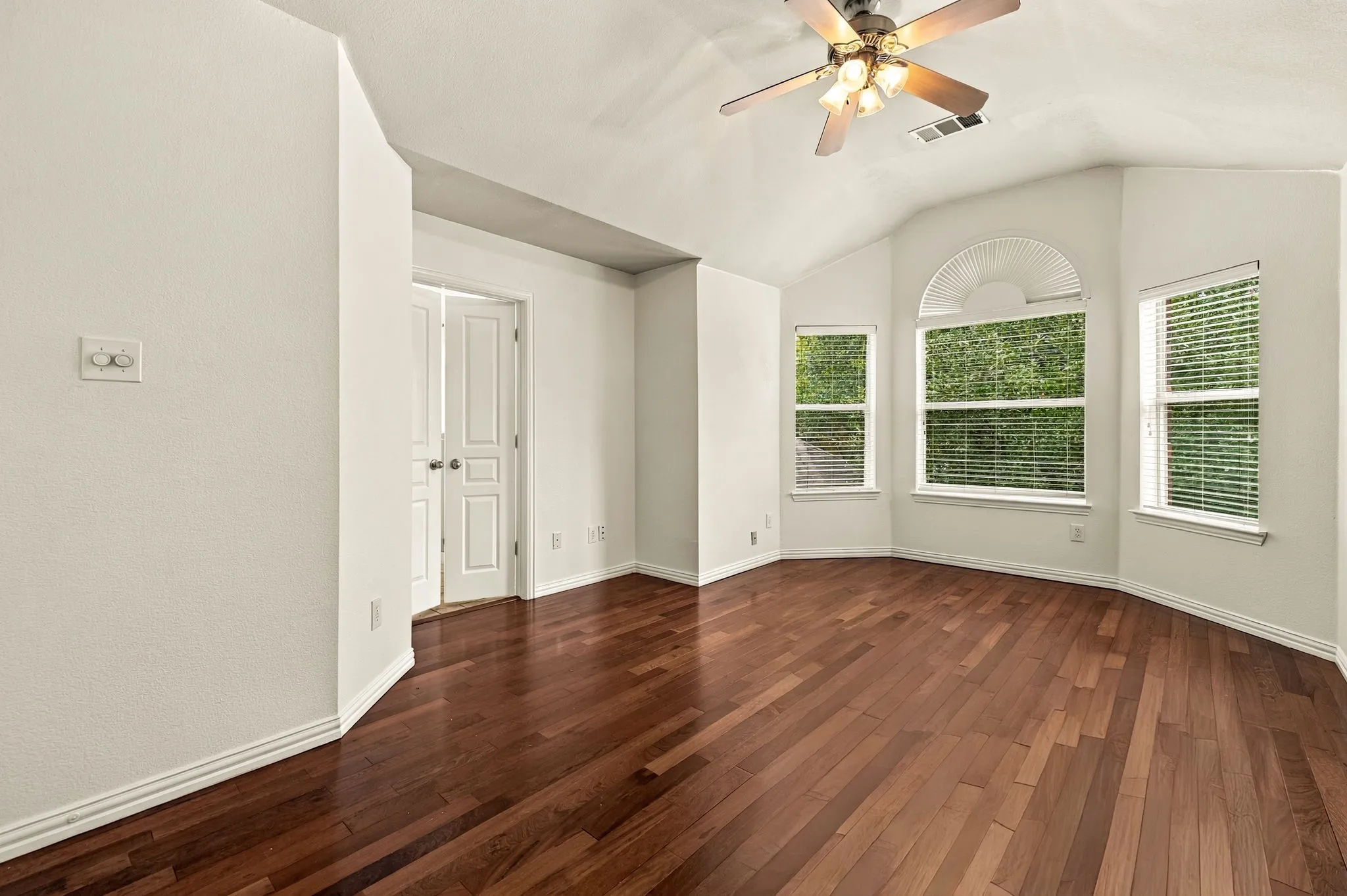 Single Family Residence For Sale in Collin County , 11124 Oliver Lane, Frisco, Texas 75035, 3 Bedroom, 3 Bathroom, 2 Garage spaces, 1,948 Sqft, built in 2000, mls#21398334, Real Estate Agent in Frisco, Homes For Sale in Collin county, Homes For Sale in Frisco, Realtor in Frisco Texas, Real Estate Brokerage Independent Realty Texas, Luminita Cordes Realtor