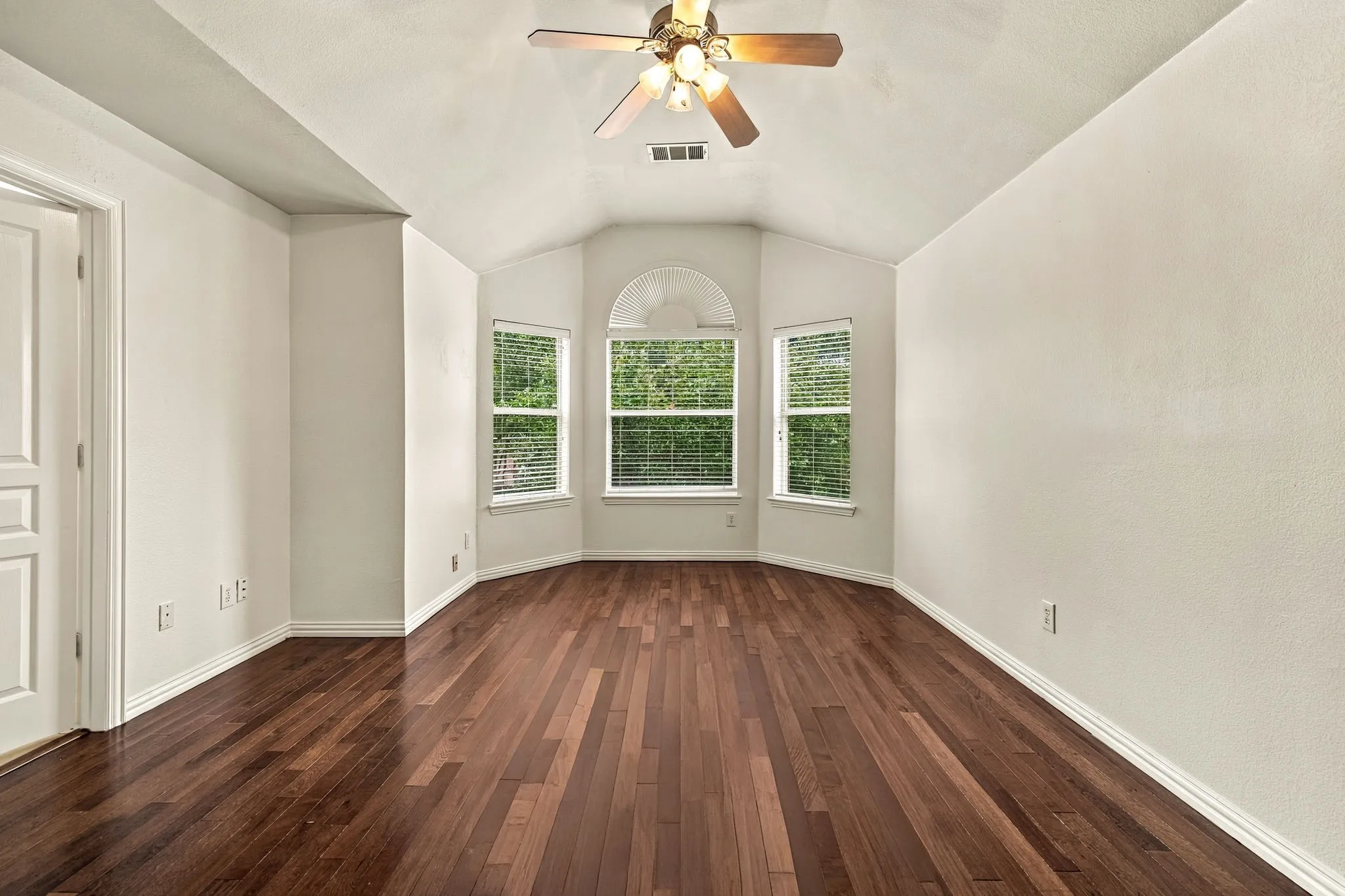 Single Family Residence For Sale in Collin County , 11124 Oliver Lane, Frisco, Texas 75035, 3 Bedroom, 3 Bathroom, 2 Garage spaces, 1,948 Sqft, built in 2000, mls#21398334, Real Estate Agent in Frisco, Homes For Sale in Collin county, Homes For Sale in Frisco, Realtor in Frisco Texas, Real Estate Brokerage Independent Realty Texas, Luminita Cordes Realtor