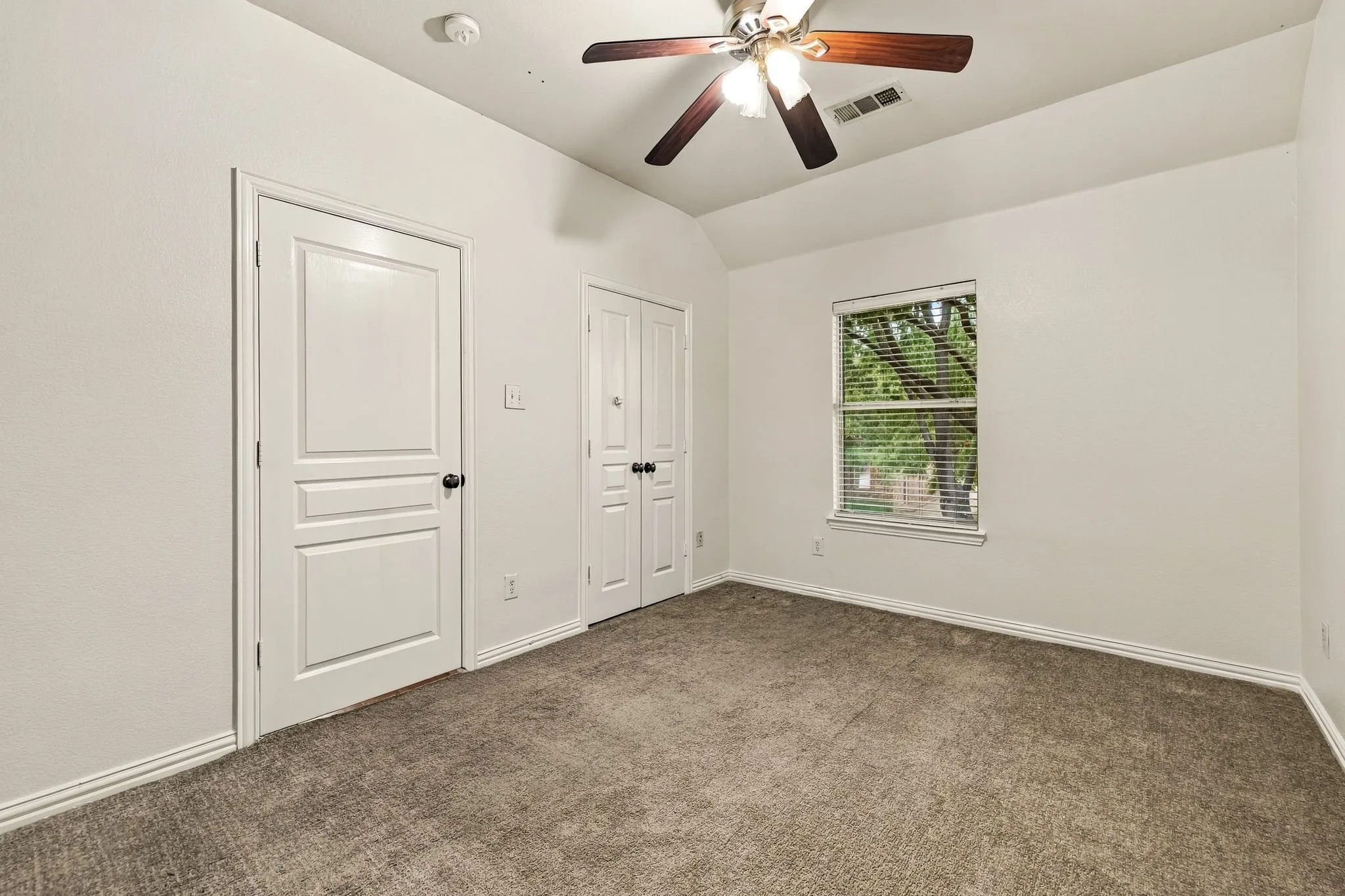 Single Family Residence For Sale in Collin County , 11124 Oliver Lane, Frisco, Texas 75035, 3 Bedroom, 3 Bathroom, 2 Garage spaces, 1,948 Sqft, built in 2000, mls#21398334, Real Estate Agent in Frisco, Homes For Sale in Collin county, Homes For Sale in Frisco, Realtor in Frisco Texas, Real Estate Brokerage Independent Realty Texas, Luminita Cordes Realtor