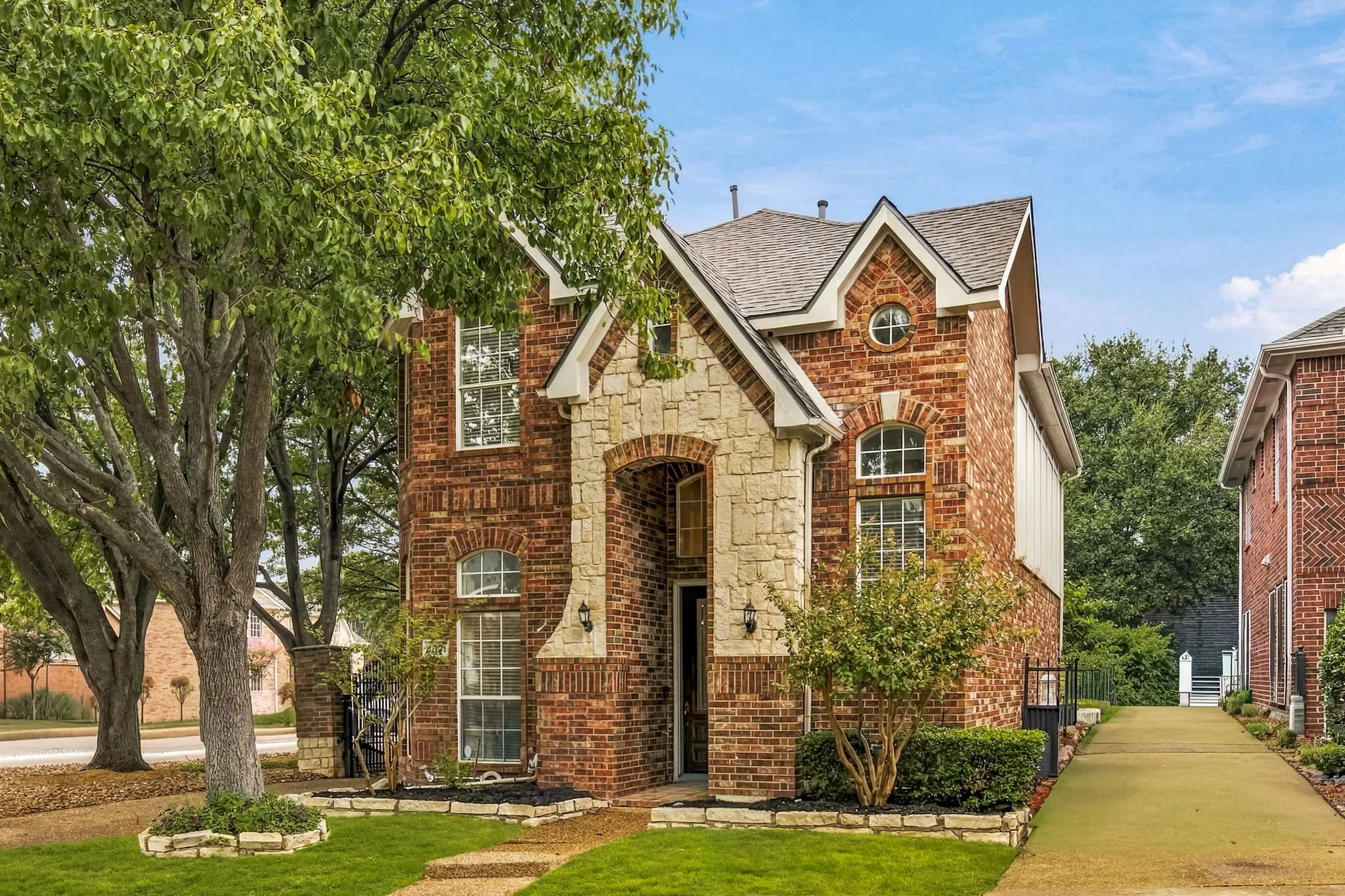 Single Family Residence For Sale in Collin County , 11124 Oliver Lane, Frisco, Texas 75035, 3 Bedroom, 3 Bathroom, 2 Garage spaces, 1,948 Sqft, built in 2000, mls#21398334, Real Estate Agent in Frisco, Homes For Sale in Collin county, Homes For Sale in Frisco, Realtor in Frisco Texas, Real Estate Brokerage Independent Realty Texas, Luminita Cordes Realtor