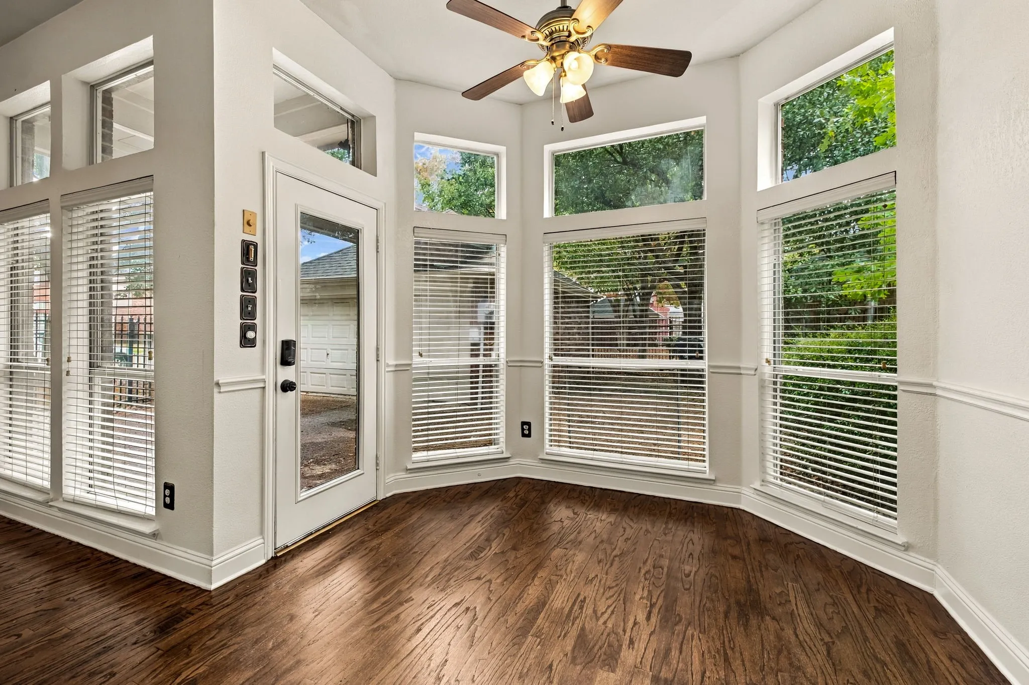 Single Family Residence For Sale in Collin County , 11124 Oliver Lane, Frisco, Texas 75035, 3 Bedroom, 3 Bathroom, 2 Garage spaces, 1,948 Sqft, built in 2000, mls#21398334, Real Estate Agent in Frisco, Homes For Sale in Collin county, Homes For Sale in Frisco, Realtor in Frisco Texas, Real Estate Brokerage Independent Realty Texas, Luminita Cordes Realtor