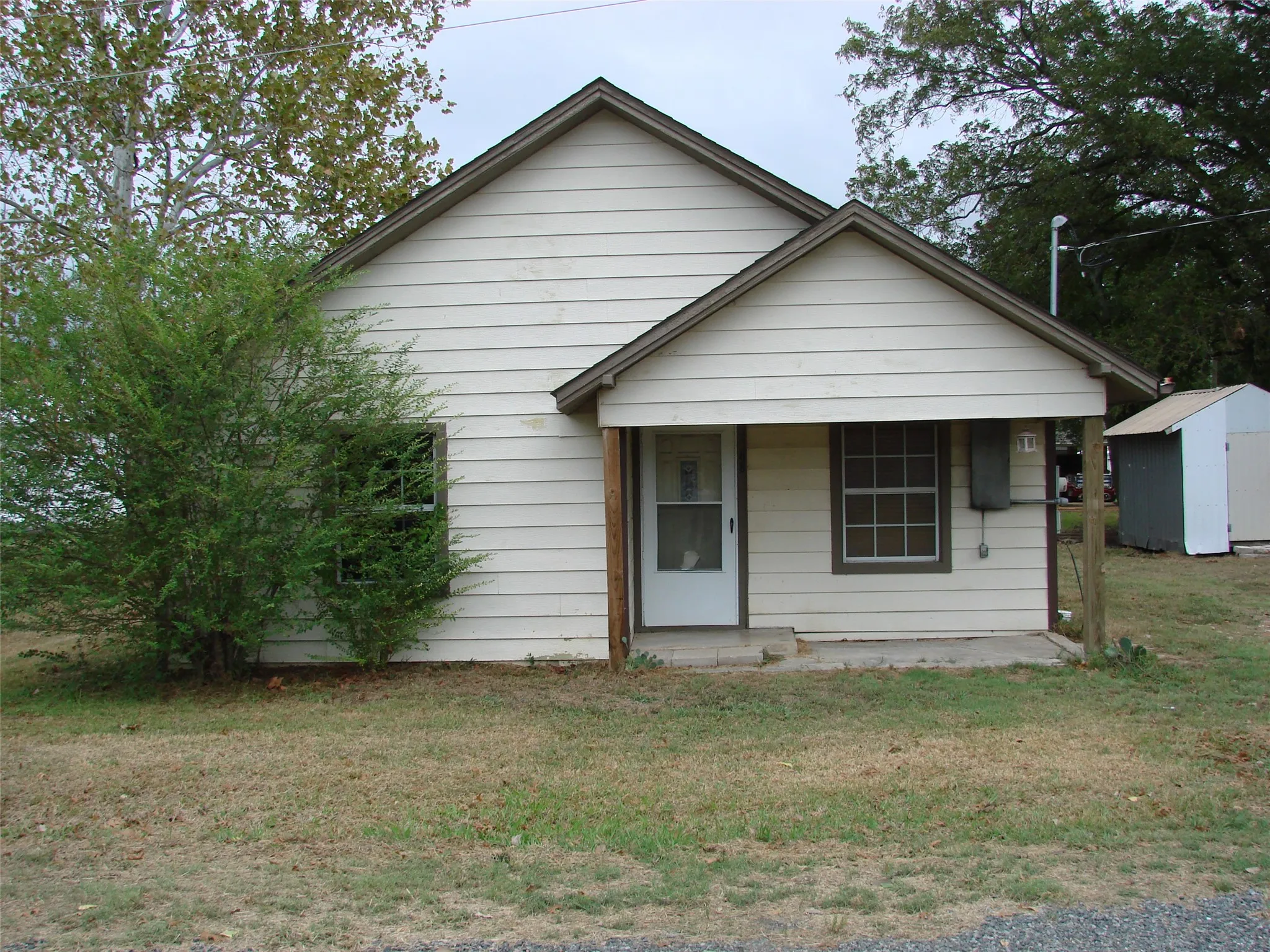 Single Family Residence For Sale in Cooke County , 68 Oscar Cole Street, Callisburg, Texas 76240, 3 Bedroom, 2 Bathroom, Garage spaces, 1,138 Sqft, built in 1970, mls#21400842, Real Estate Agent in Callisburg, Homes For Sale in Cooke county, Homes For Sale in Callisburg, Realtor in Callisburg Texas, Real Estate Brokerage Independent Realty Texas, Luminita Cordes Realtor