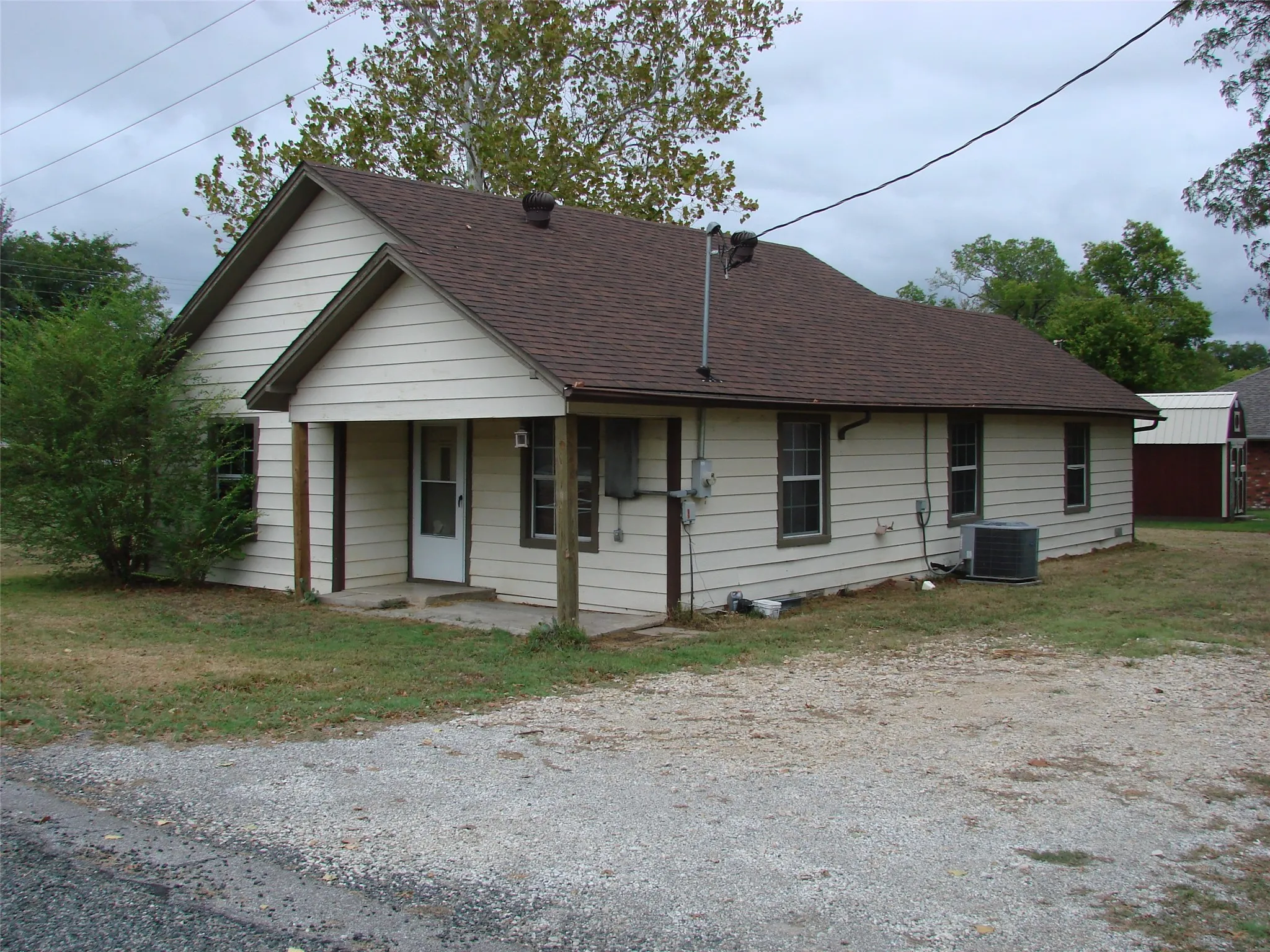Single Family Residence For Sale in Cooke County , 68 Oscar Cole Street, Callisburg, Texas 76240, 3 Bedroom, 2 Bathroom, Garage spaces, 1,138 Sqft, built in 1970, mls#21400842, Real Estate Agent in Callisburg, Homes For Sale in Cooke county, Homes For Sale in Callisburg, Realtor in Callisburg Texas, Real Estate Brokerage Independent Realty Texas, Luminita Cordes Realtor