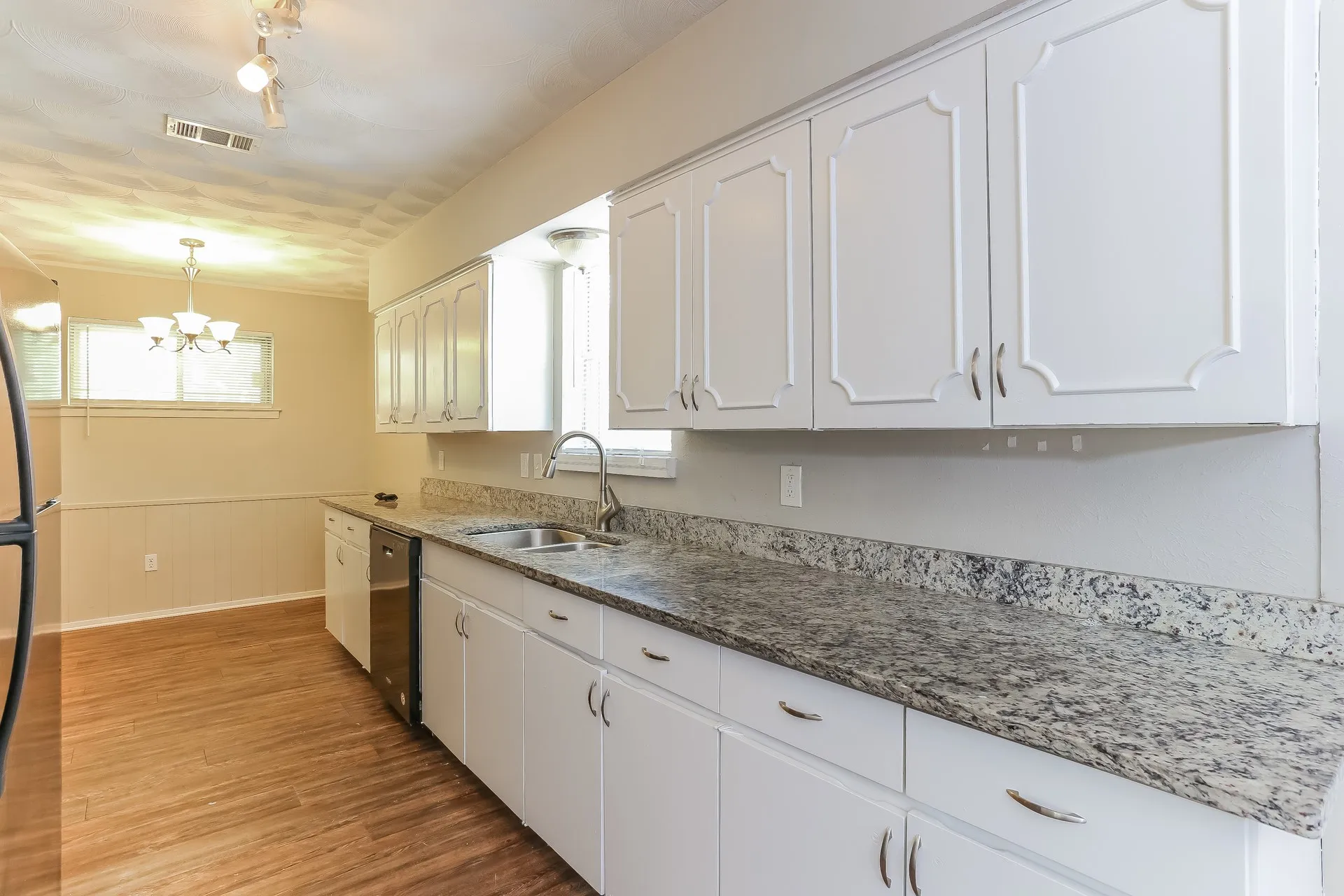 Single Family Residence For Rent in Dallas County , 6318 Songwood Drive, Dallas, Texas 75241, 2 Bedroom, 2 Bathroom, 1 Garage spaces, 1,343 Sqft, built in 1962, mls#21402641, Real Estate Agent in Dallas, Homes For Rent in Dallas county, Homes For Rent in Dallas, Realtor in Dallas Texas, Real Estate Brokerage Independent Realty Texas, Luminita Cordes Realtor