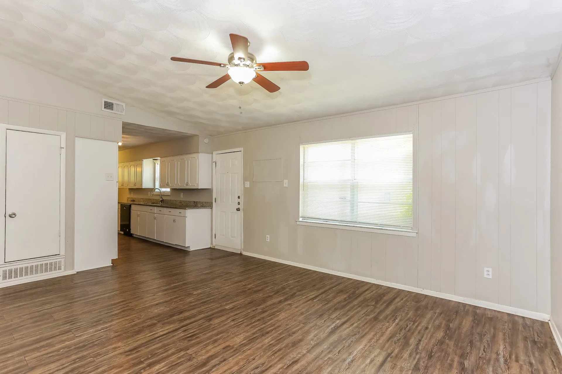 Single Family Residence For Rent in Dallas County , 6318 Songwood Drive, Dallas, Texas 75241, 2 Bedroom, 2 Bathroom, 1 Garage spaces, 1,343 Sqft, built in 1962, mls#21402641, Real Estate Agent in Dallas, Homes For Rent in Dallas county, Homes For Rent in Dallas, Realtor in Dallas Texas, Real Estate Brokerage Independent Realty Texas, Luminita Cordes Realtor