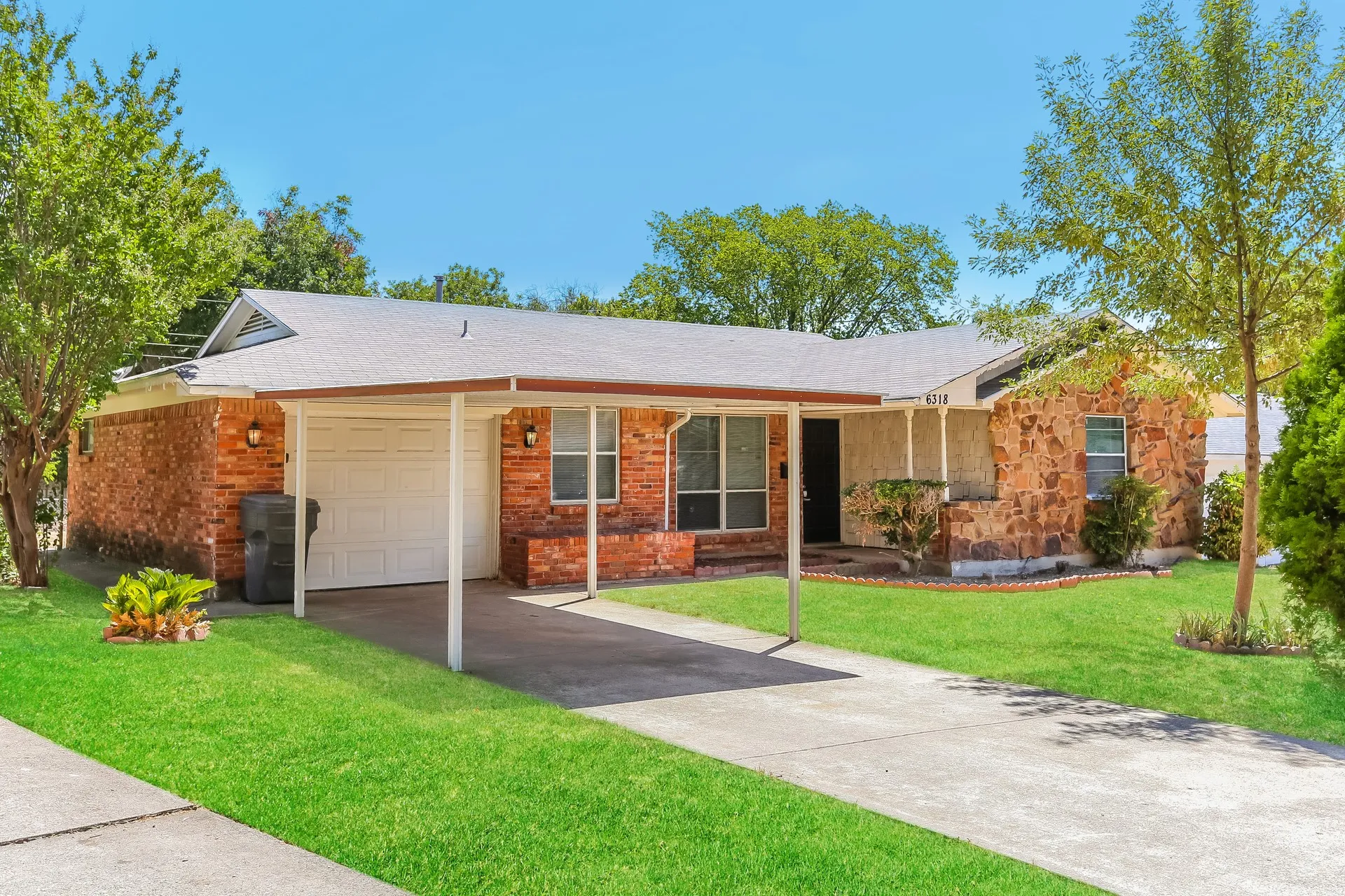 Single Family Residence For Rent in Dallas County , 6318 Songwood Drive, Dallas, Texas 75241, 2 Bedroom, 2 Bathroom, 1 Garage spaces, 1,343 Sqft, built in 1962, mls#21402641, Real Estate Agent in Dallas, Homes For Rent in Dallas county, Homes For Rent in Dallas, Realtor in Dallas Texas, Real Estate Brokerage Independent Realty Texas, Luminita Cordes Realtor