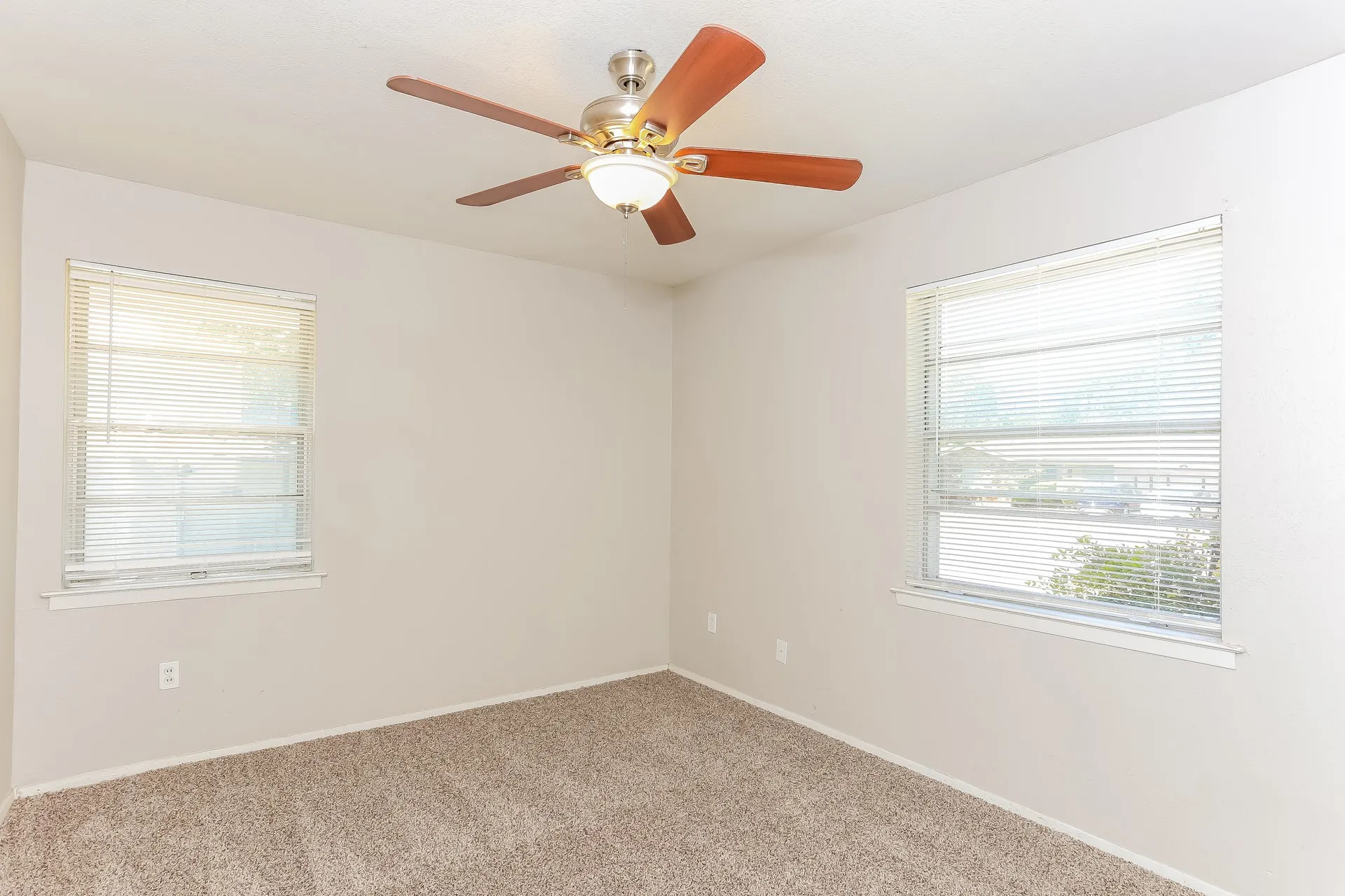 Single Family Residence For Rent in Dallas County , 6318 Songwood Drive, Dallas, Texas 75241, 2 Bedroom, 2 Bathroom, 1 Garage spaces, 1,343 Sqft, built in 1962, mls#21402641, Real Estate Agent in Dallas, Homes For Rent in Dallas county, Homes For Rent in Dallas, Realtor in Dallas Texas, Real Estate Brokerage Independent Realty Texas, Luminita Cordes Realtor