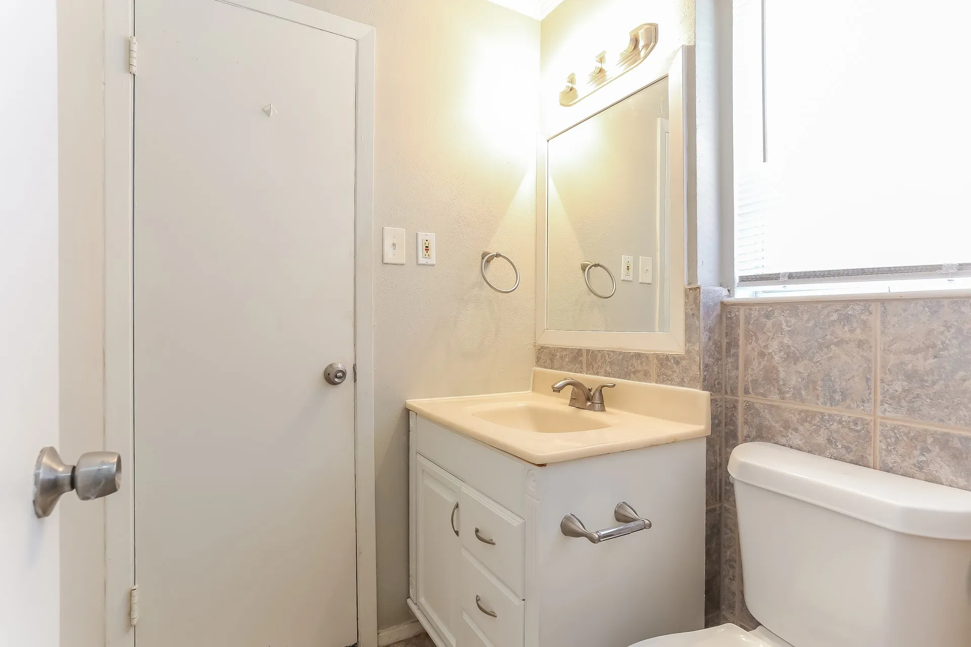 Single Family Residence For Rent in Dallas County , 6318 Songwood Drive, Dallas, Texas 75241, 2 Bedroom, 2 Bathroom, 1 Garage spaces, 1,343 Sqft, built in 1962, mls#21402641, Real Estate Agent in Dallas, Homes For Rent in Dallas county, Homes For Rent in Dallas, Realtor in Dallas Texas, Real Estate Brokerage Independent Realty Texas, Luminita Cordes Realtor