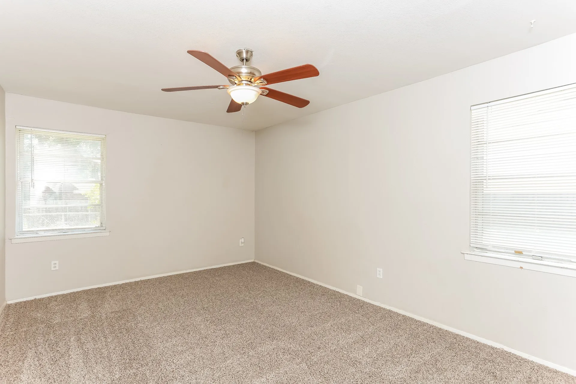 Single Family Residence For Rent in Dallas County , 6318 Songwood Drive, Dallas, Texas 75241, 2 Bedroom, 2 Bathroom, 1 Garage spaces, 1,343 Sqft, built in 1962, mls#21402641, Real Estate Agent in Dallas, Homes For Rent in Dallas county, Homes For Rent in Dallas, Realtor in Dallas Texas, Real Estate Brokerage Independent Realty Texas, Luminita Cordes Realtor