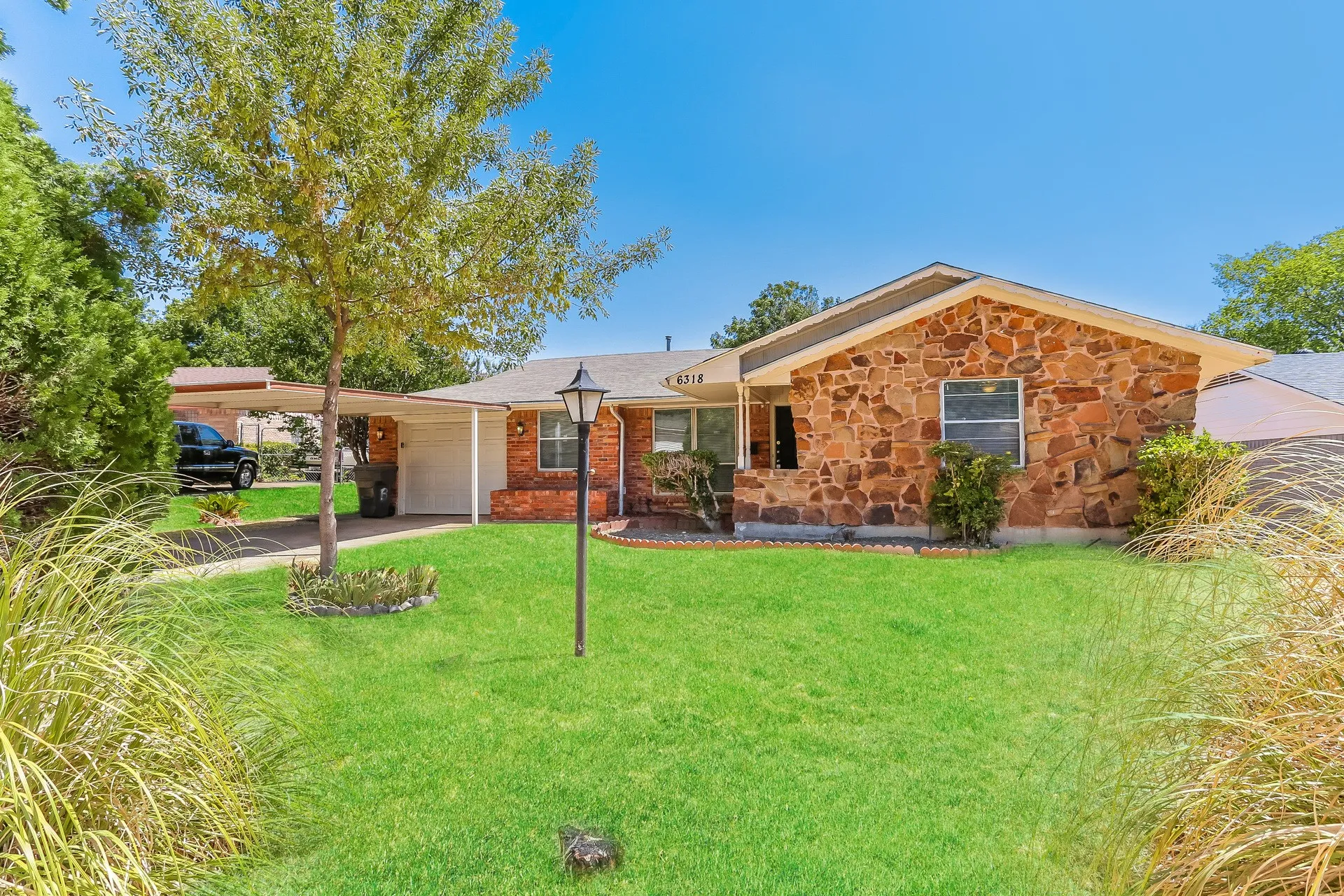Single Family Residence For Rent in Dallas County , 6318 Songwood Drive, Dallas, Texas 75241, 2 Bedroom, 2 Bathroom, 1 Garage spaces, 1,343 Sqft, built in 1962, mls#21402641, Real Estate Agent in Dallas, Homes For Rent in Dallas county, Homes For Rent in Dallas, Realtor in Dallas Texas, Real Estate Brokerage Independent Realty Texas, Luminita Cordes Realtor