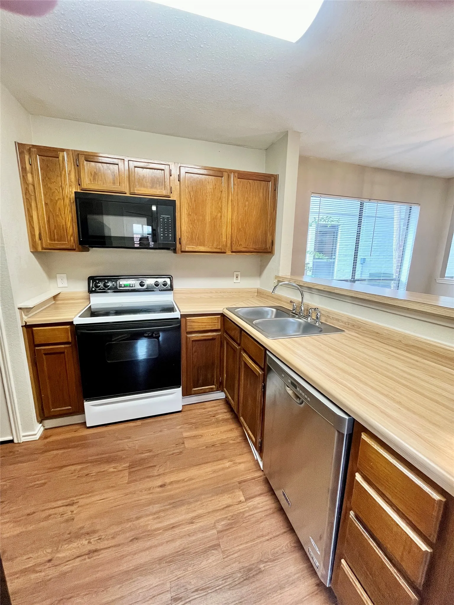 Duplex For Rent in Tarrant County , 5531 Whisper Glen Drive, Arlington, Texas 76017, 3 Bedroom, 2 Bathroom, 2 Garage spaces, 1,004 Sqft, built in 1987, mls#21400406, Real Estate Agent in Arlington, Homes For Rent in Tarrant county, Homes For Rent in Arlington, Realtor in Arlington Texas, Real Estate Brokerage Independent Realty Texas, Luminita Cordes Realtor