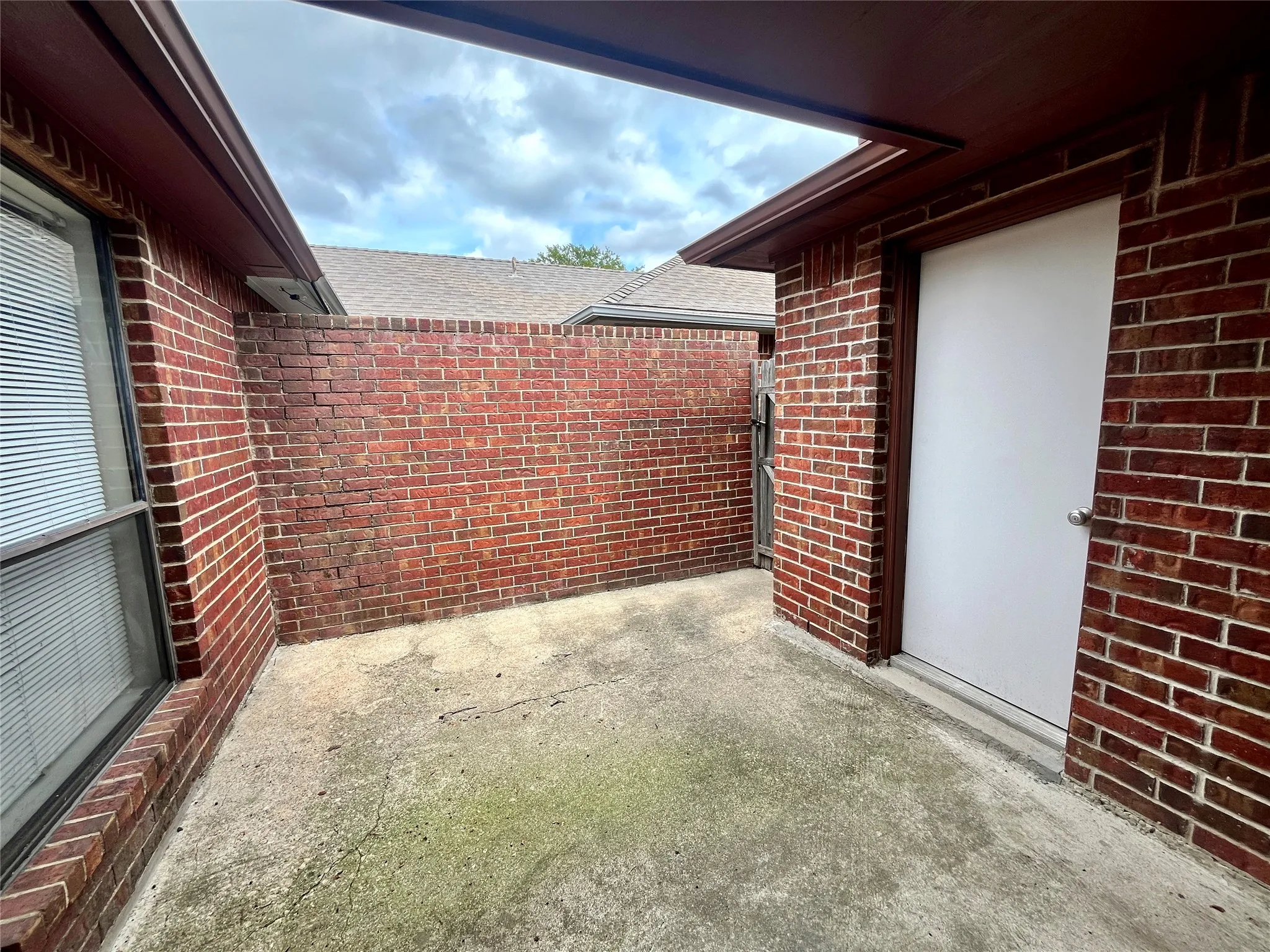 Duplex For Rent in Tarrant County , 5531 Whisper Glen Drive, Arlington, Texas 76017, 3 Bedroom, 2 Bathroom, 2 Garage spaces, 1,004 Sqft, built in 1987, mls#21400406, Real Estate Agent in Arlington, Homes For Rent in Tarrant county, Homes For Rent in Arlington, Realtor in Arlington Texas, Real Estate Brokerage Independent Realty Texas, Luminita Cordes Realtor
