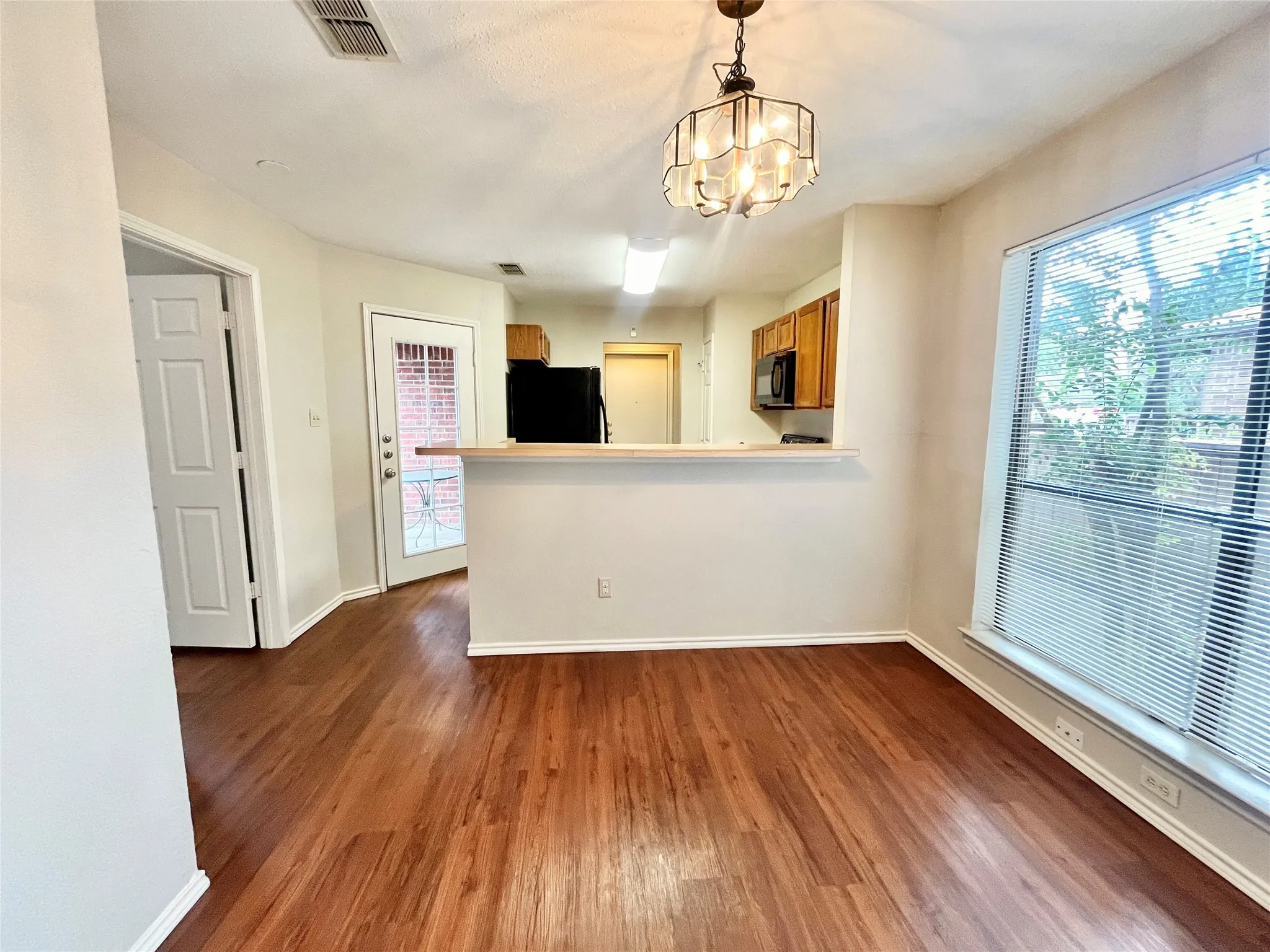 Duplex For Rent in Tarrant County , 5531 Whisper Glen Drive, Arlington, Texas 76017, 3 Bedroom, 2 Bathroom, 2 Garage spaces, 1,004 Sqft, built in 1987, mls#21400406, Real Estate Agent in Arlington, Homes For Rent in Tarrant county, Homes For Rent in Arlington, Realtor in Arlington Texas, Real Estate Brokerage Independent Realty Texas, Luminita Cordes Realtor