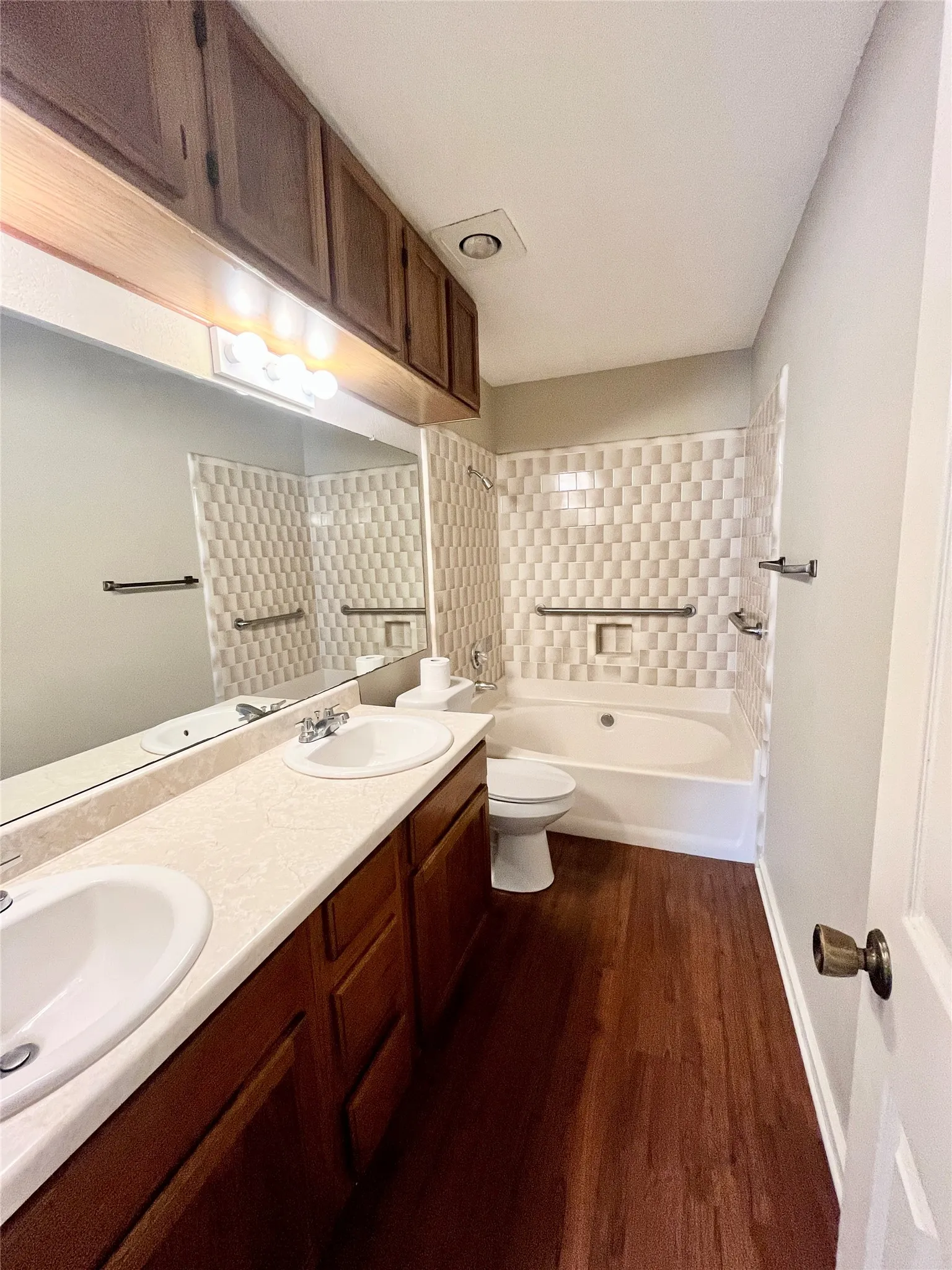 Duplex For Rent in Tarrant County , 5531 Whisper Glen Drive, Arlington, Texas 76017, 3 Bedroom, 2 Bathroom, 2 Garage spaces, 1,004 Sqft, built in 1987, mls#21400406, Real Estate Agent in Arlington, Homes For Rent in Tarrant county, Homes For Rent in Arlington, Realtor in Arlington Texas, Real Estate Brokerage Independent Realty Texas, Luminita Cordes Realtor