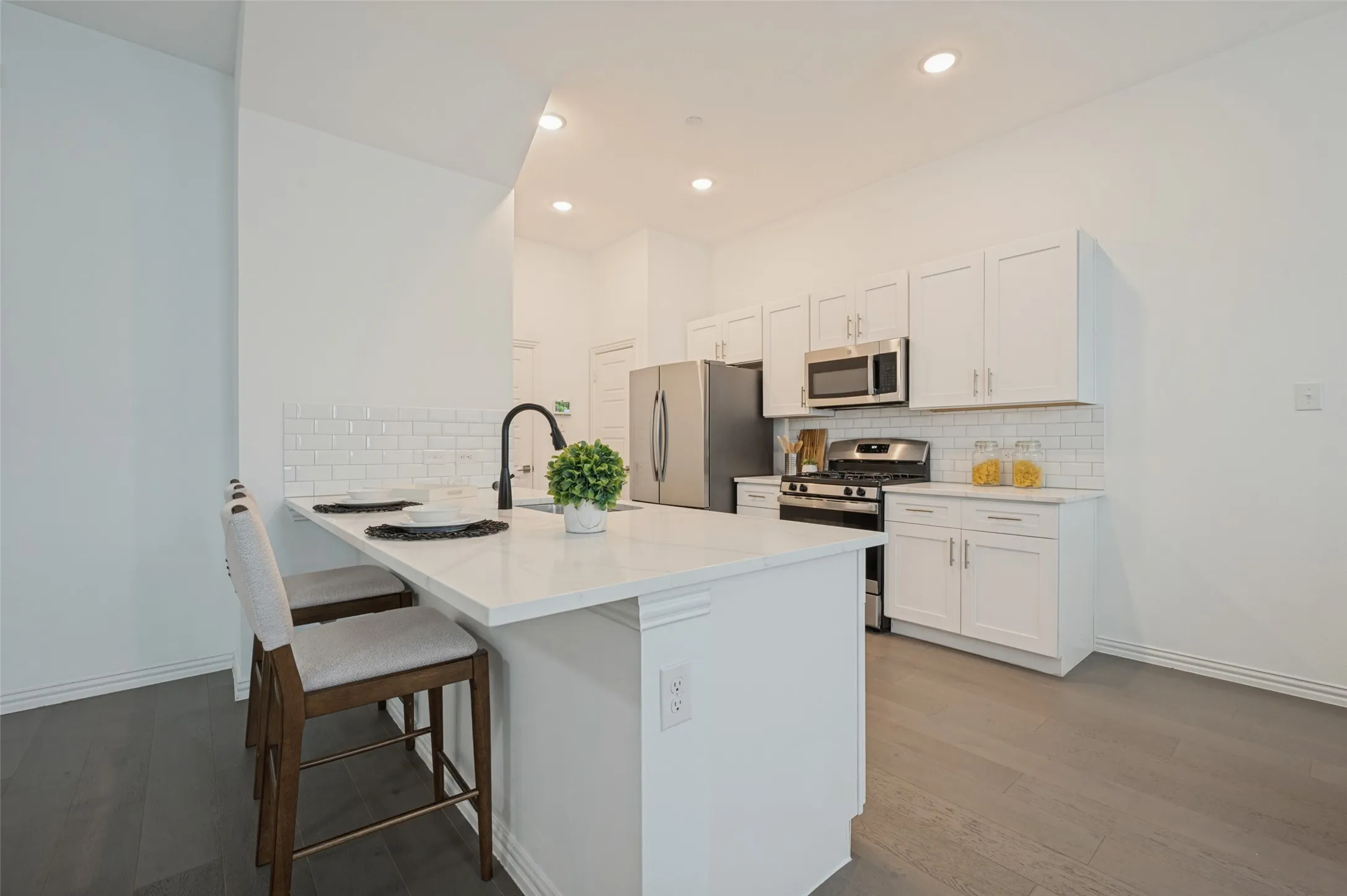 Townhouse For Sale in Dallas County , 2008 Bethlehem Street, Irving, Texas 75061, 3 Bedroom, 3 Bathroom, 2 Garage spaces, 1,869 Sqft, built in 2020, mls#21400503, Real Estate Agent in Irving, Homes For Sale in Dallas county, Homes For Sale in Irving, Realtor in Irving Texas, Real Estate Brokerage Independent Realty Texas, Luminita Cordes Realtor