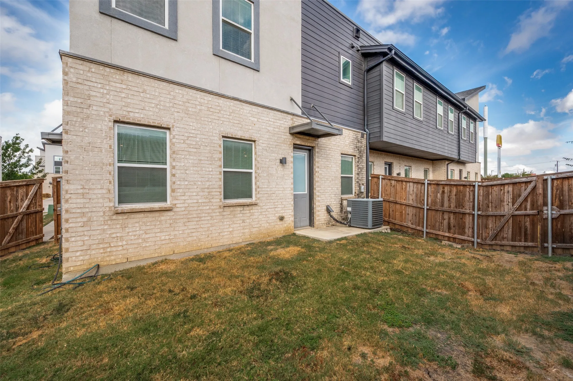 Townhouse For Sale in Dallas County , 2008 Bethlehem Street, Irving, Texas 75061, 3 Bedroom, 3 Bathroom, 2 Garage spaces, 1,869 Sqft, built in 2020, mls#21400503, Real Estate Agent in Irving, Homes For Sale in Dallas county, Homes For Sale in Irving, Realtor in Irving Texas, Real Estate Brokerage Independent Realty Texas, Luminita Cordes Realtor